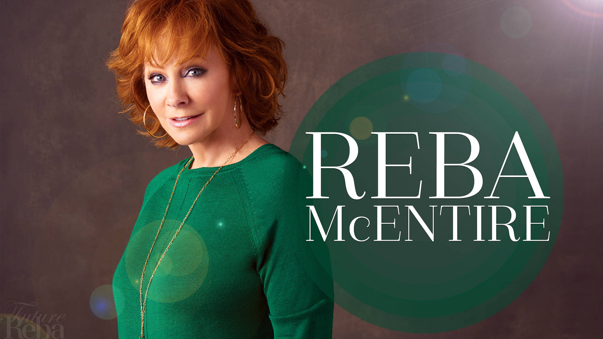 Celebrity 桌布 壁紙 — Reba McEntire 穿著綠色毛衣，在帶有柔和鏡頭光暈的憂鬱棕色背景下溫暖微笑，她的名字以優雅的白色文字呈現。