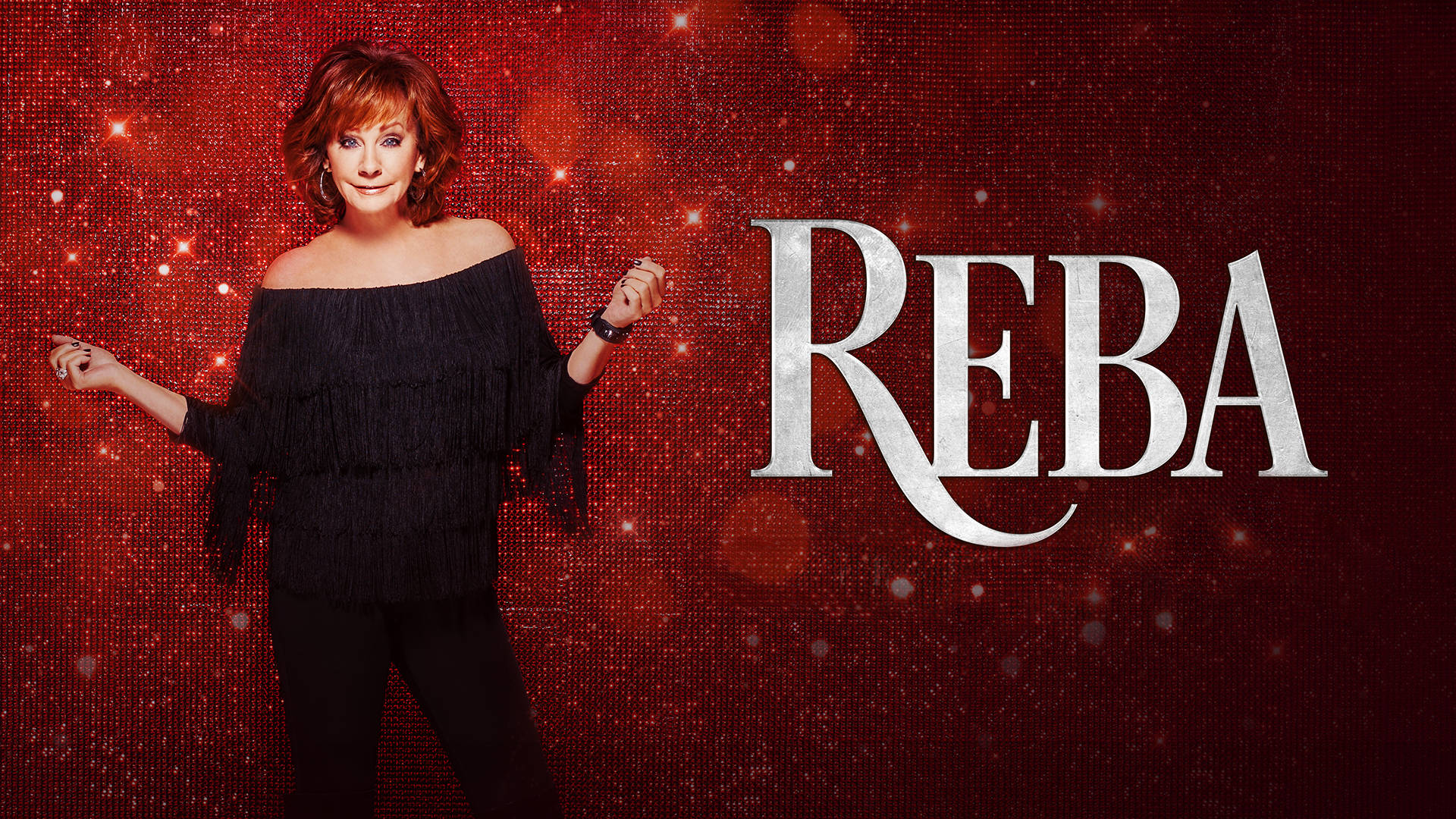 Celebrity 桌布 壁紙 — Reba McEntire 自信地擺姿勢，身穿黑色流蘇上衣，背景是閃閃發光的紅色亮粉，她的名字以銀色字體呈現。