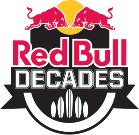 紅牛 桌布 壁紙 — Red Bull Decades 標誌，兩頭紅色公牛衝向黃色太陽，下方有粗體文字和風格化翅膀。