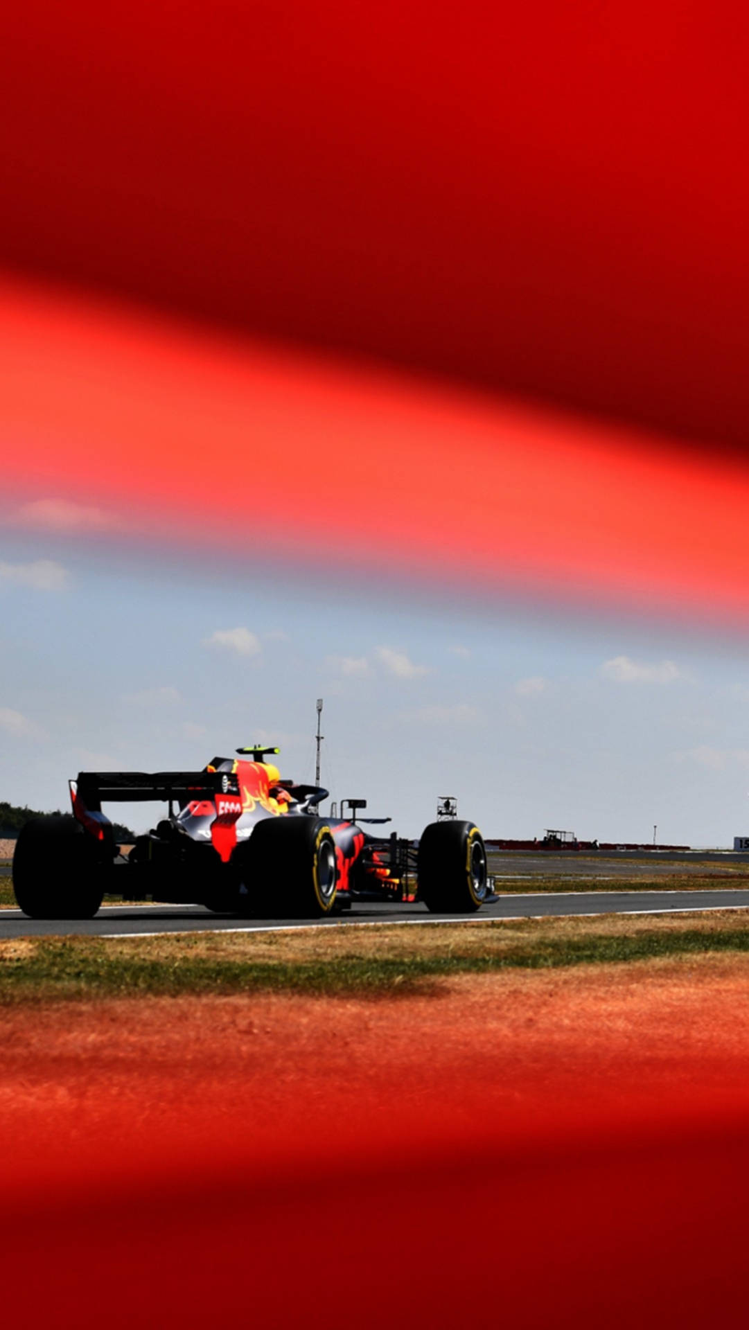 紅牛F1賽車在賽道上奔馳，帶有紅色動態模糊效果 — F1 壁紙