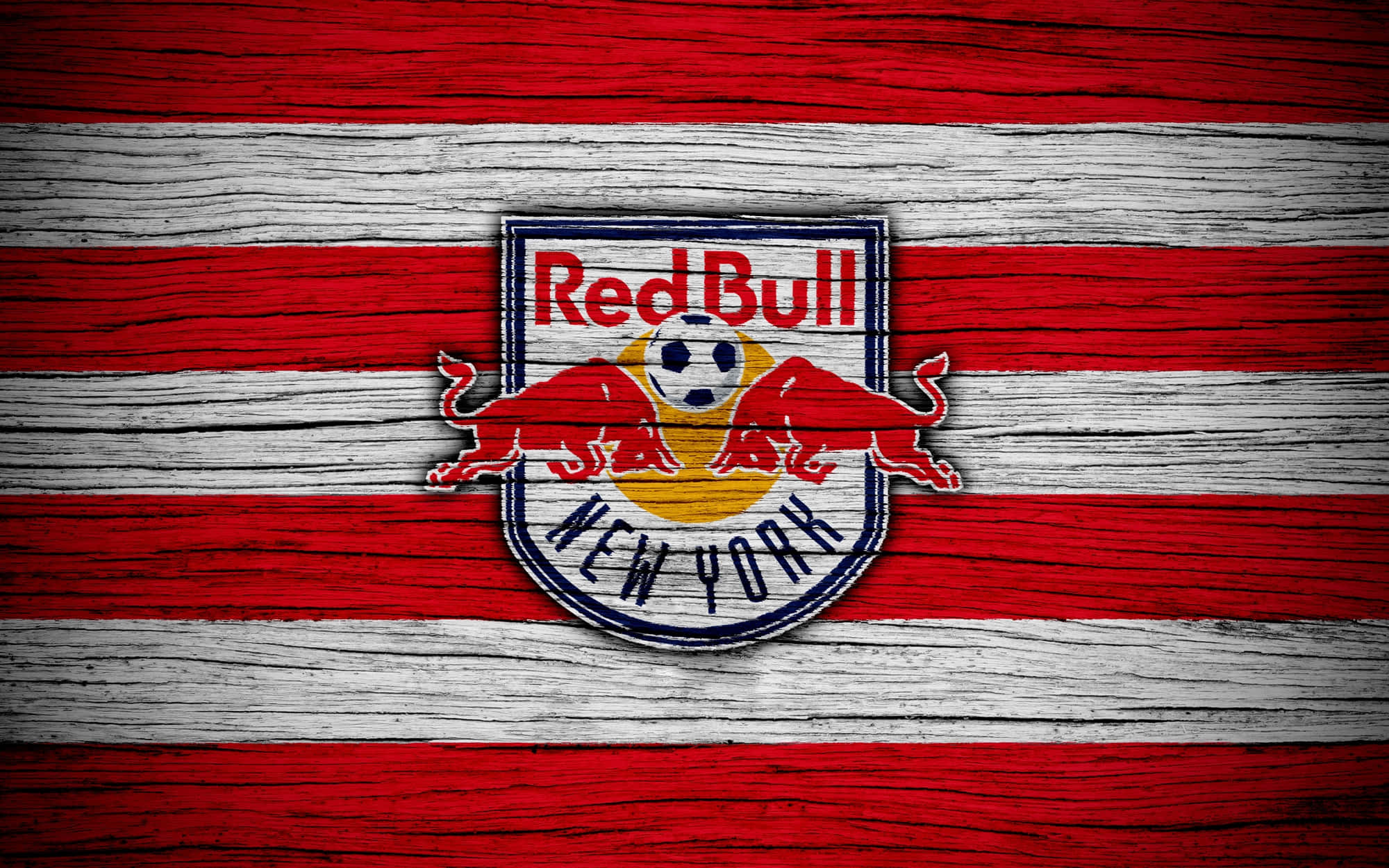 紅牛 桌布 壁紙 — Red Bull New York 足球隊標誌縫在紅白條紋木板上。