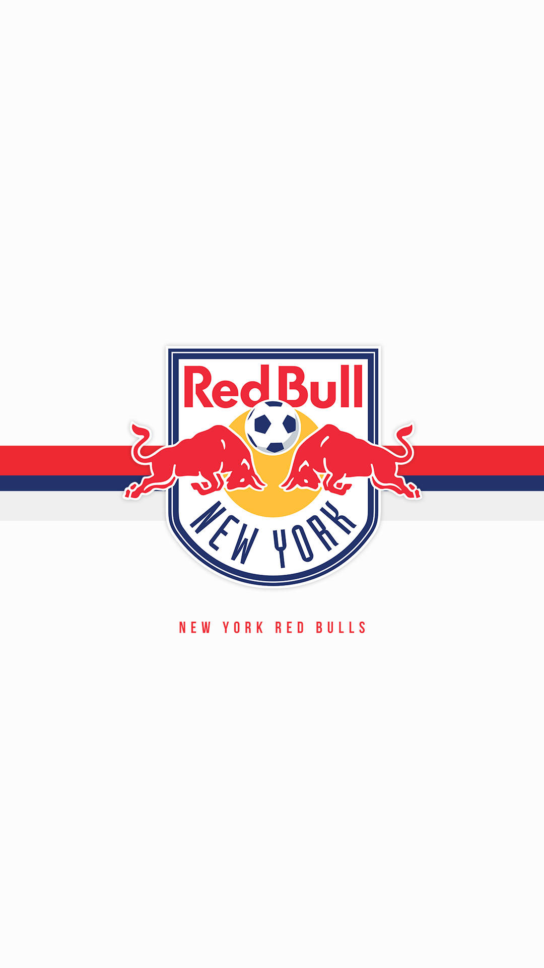 足球 桌布 壁紙 — Red Bull New York 足球隊標誌，兩頭紅色公牛在白色背景上衝向足球，背景有紅色和藍色條紋。