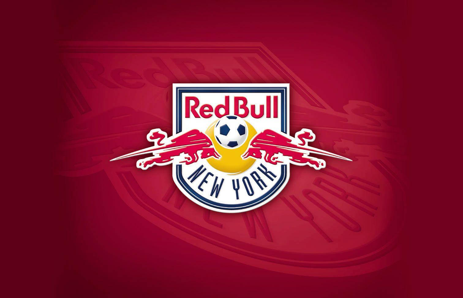 足球 桌布 壁紙 — Red Bull New York 足球隊標誌居中於深紅色漸變背景上，帶有微妙的褪色文字。