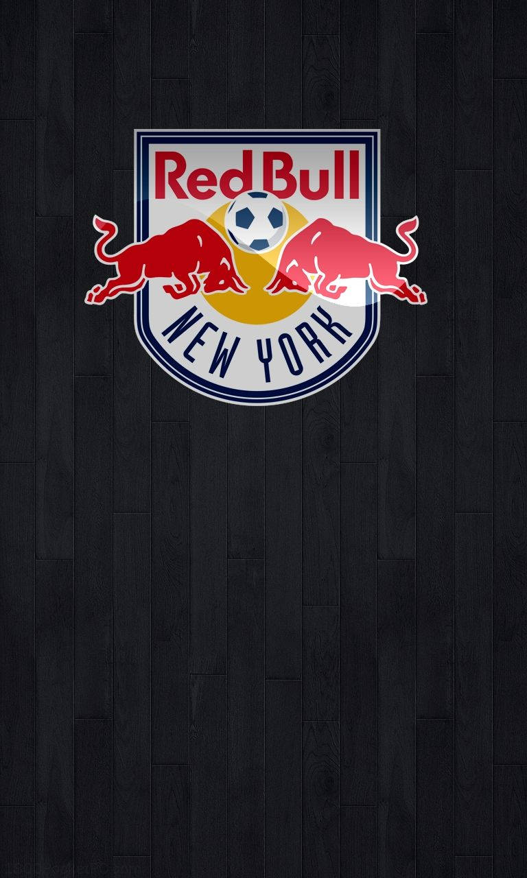 足球 桌布 壁紙 — Red Bull New York 足球隊標誌居中於深色木板上，帶有醒目的紅色公牛和足球。