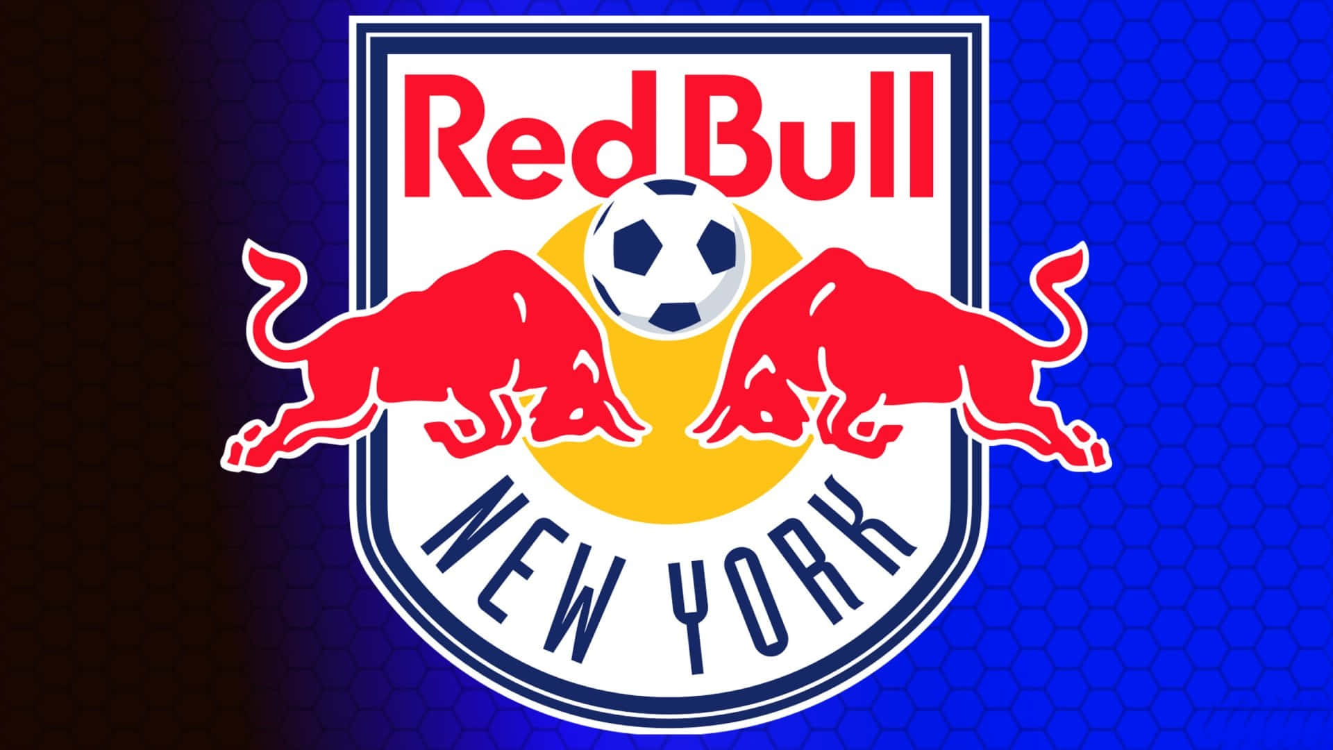 紅牛 桌布 壁紙 — Red Bull New York 足球隊標誌，藍色六邊形背景上有兩頭衝鋒的紅色公牛夾著一個足球。