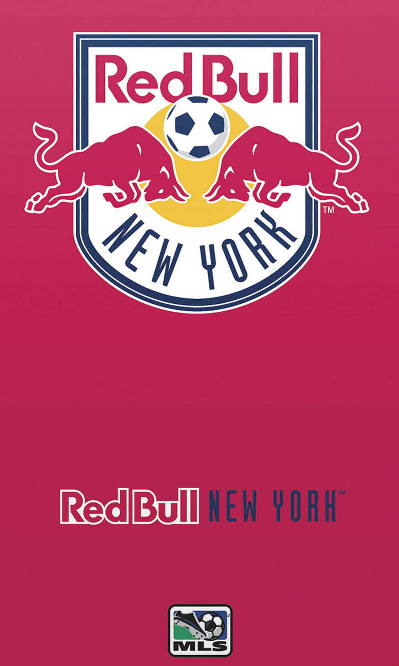 足球 桌布 壁紙 — Red Bull New York 足球隊標誌，兩頭衝鋒的公牛夾著一個足球，背景為純洋紅色。