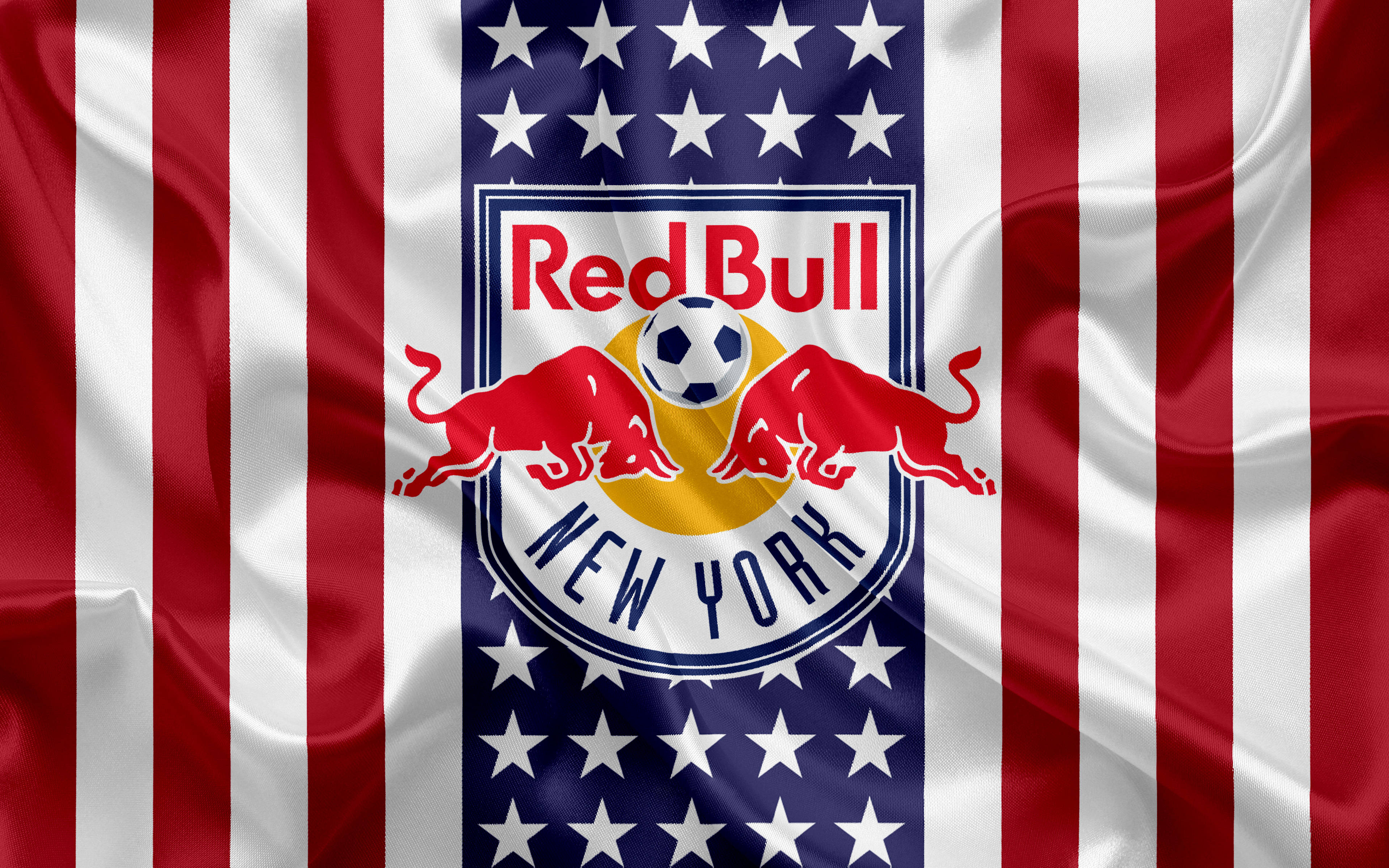 足球 桌布 壁紙 — Red Bull New York 足球隊標誌居中於飄揚的美國國旗上，帶有星星和條紋。