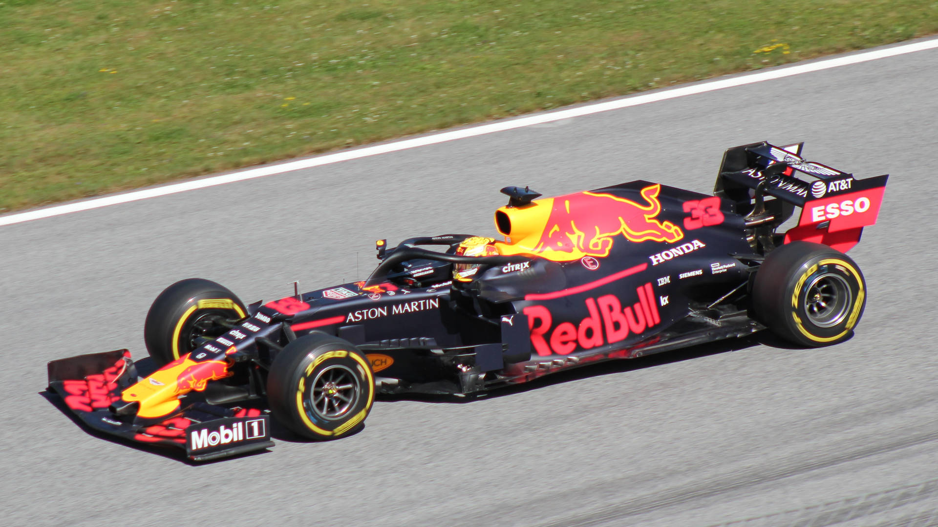 紅牛車隊一級方程式賽車在日落時分於賽道上奔馳。 — F1 壁紙