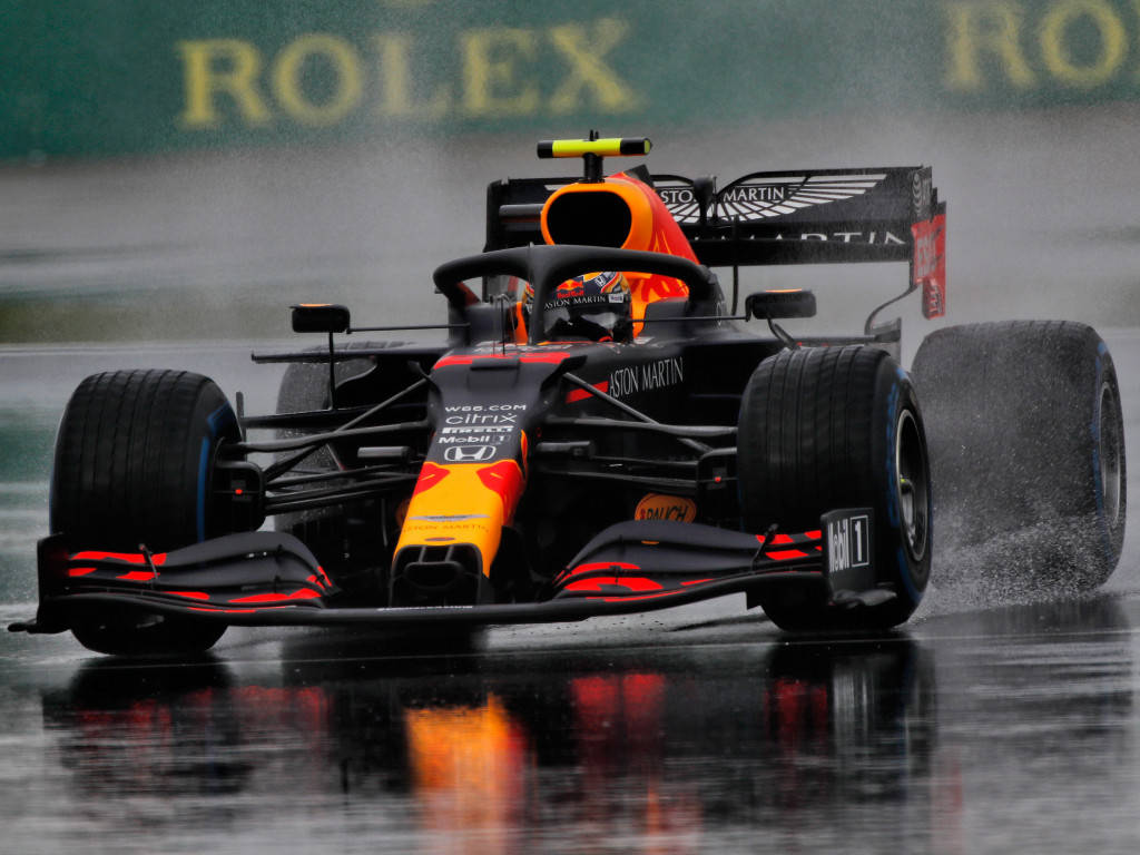 紅牛車隊F1賽車在雨中濕滑賽道上飛馳 — F1 壁紙