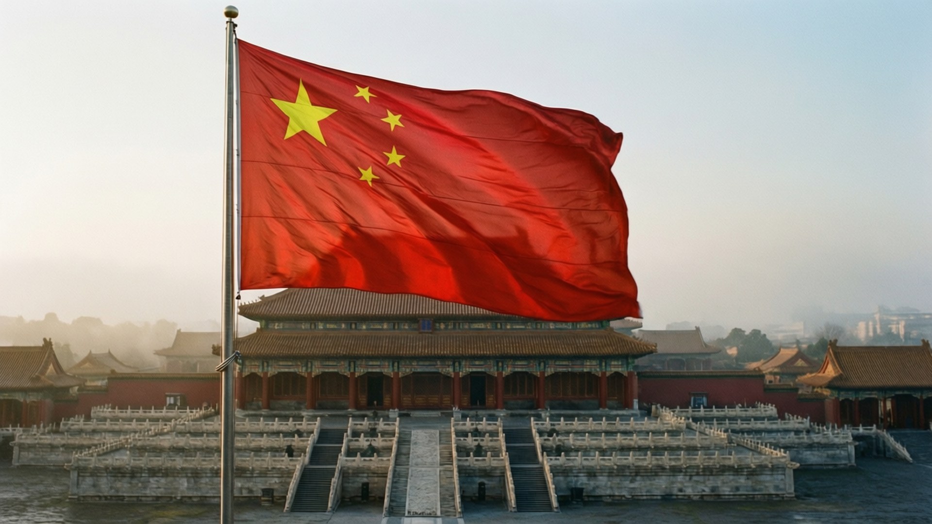 Chinese Flag Forbidden City 壁紙 — 一面帶有黃色星星的大型紅色中國國旗在歷史悠久的故宮建築前的旗杆頂端隨風飄揚。