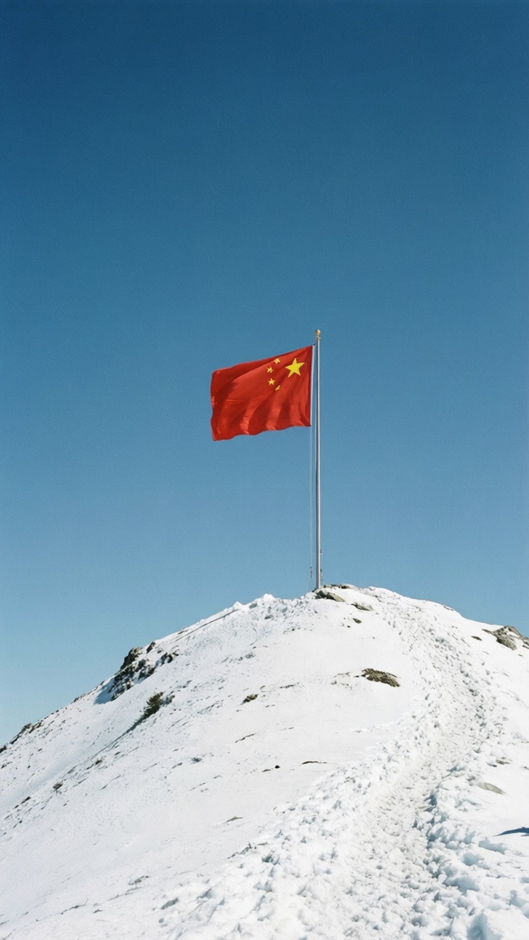 紅色中國國旗帶黃色星星在積雪山頂上飄揚，藍天背景 — 中國國旗 壁紙