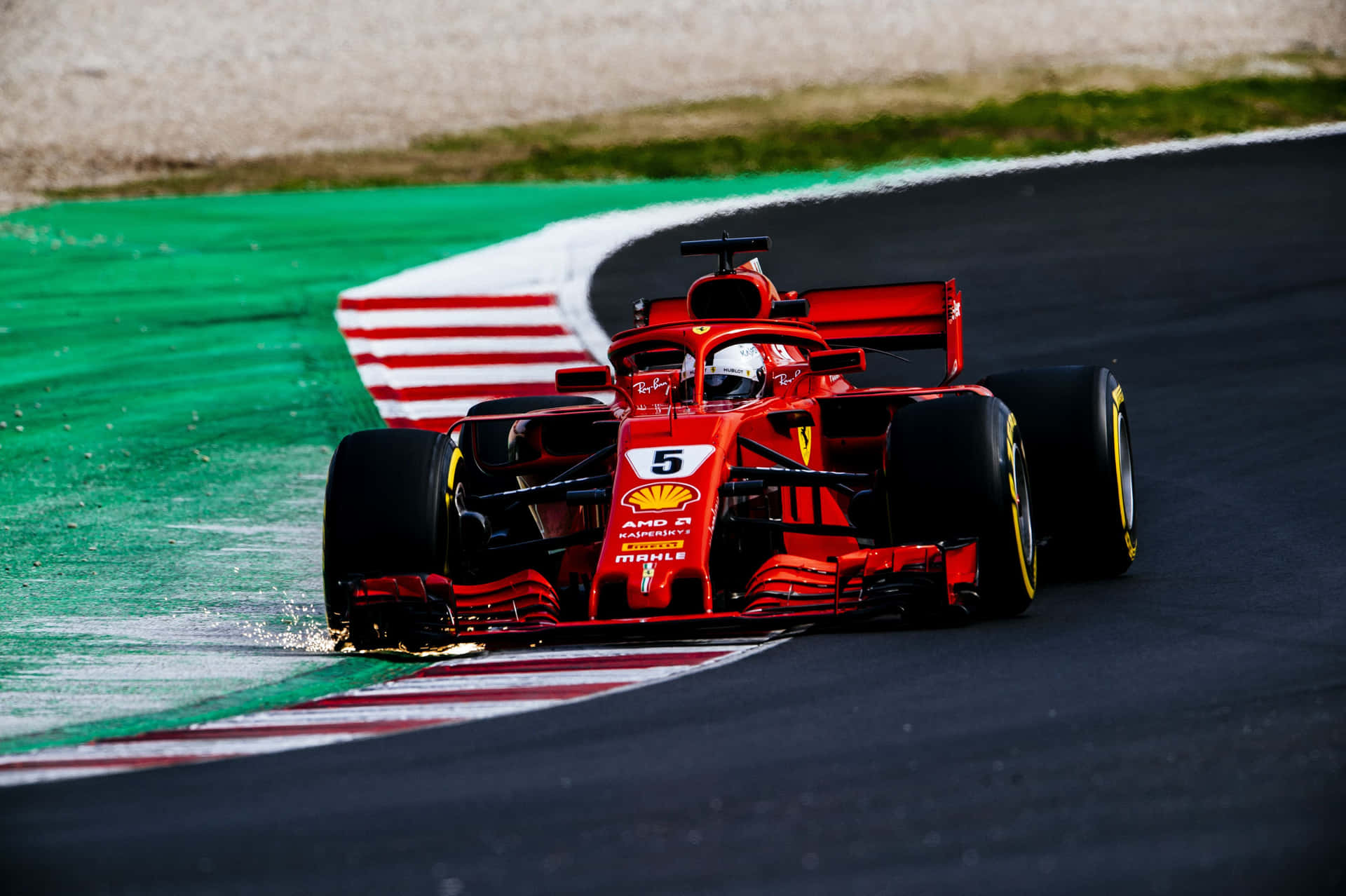 紅色法拉利F1賽車在濕滑彎角濺起水花。 — F1 壁紙
