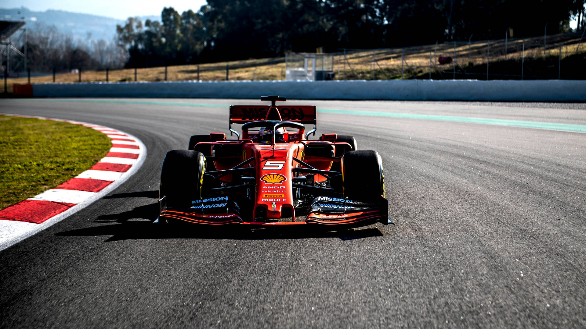紅色一級方程式賽車在瀝青賽道上過彎，帶有紅白路緣石。 — F1 壁紙