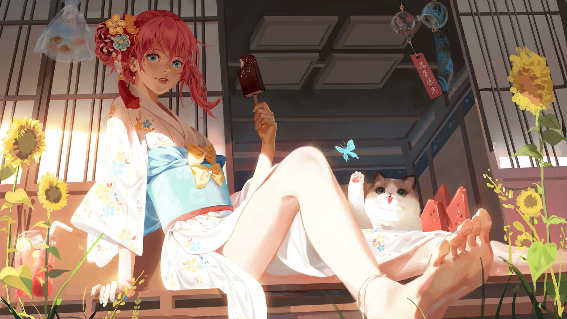  壁紙 — 一位紅髮動漫少女穿著花卉和服，與貓咪一起在向日葵旁休息，在溫暖的金色光芒中拿著冰棒。