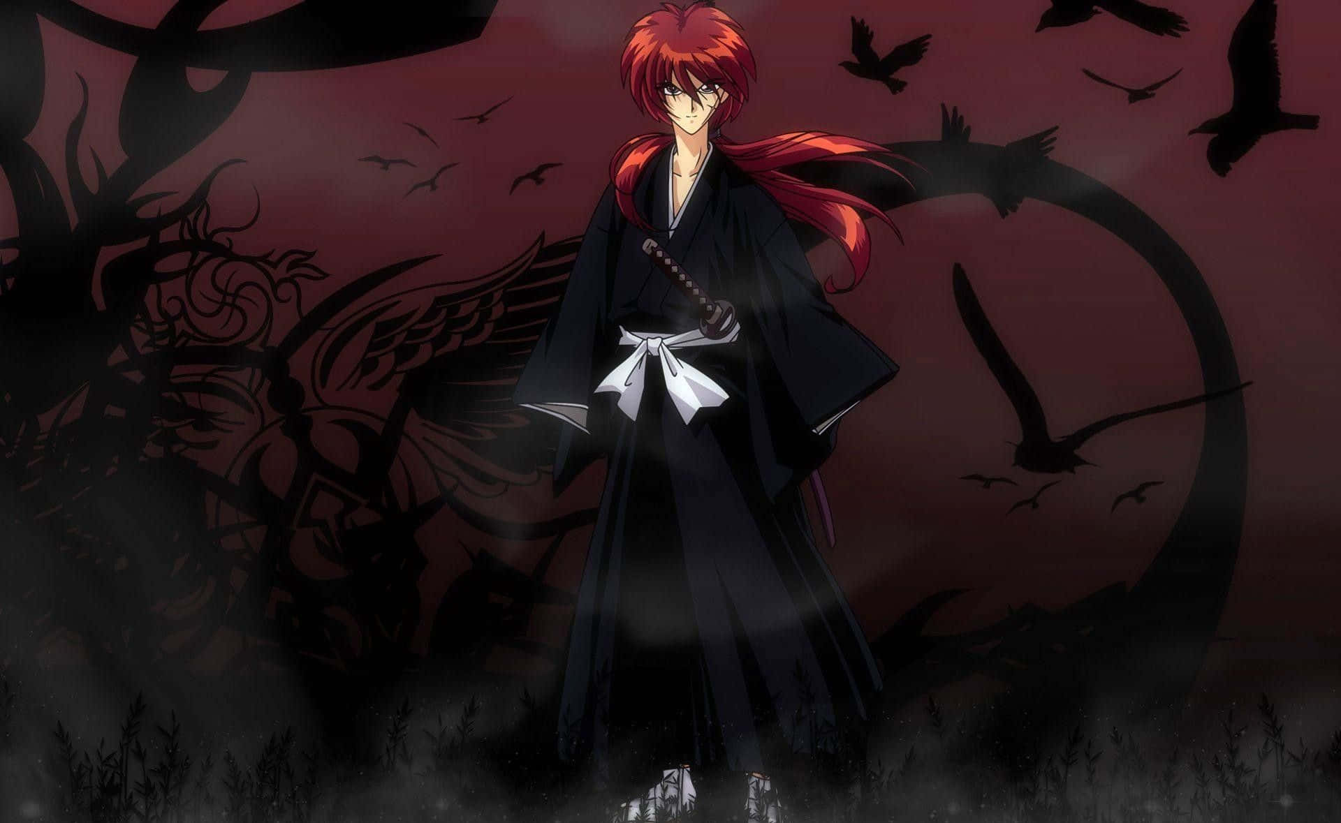 Kenshin Himura 桌布 壁紙 — 一位紅髮動漫戰士身穿黑色長袍，莊嚴地站在深紅色的天空下，天空滿是飛鳥和陰影翅膀的剪影。