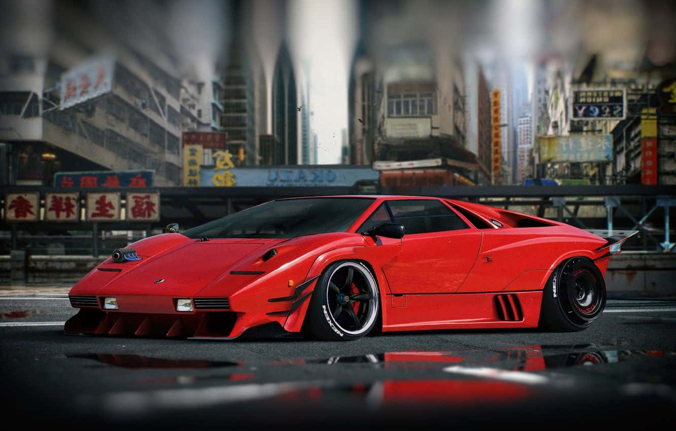Lamborghini Countach 桌布 壁紙 — 一輛鮮紅色的藍寶堅尼Countach配備客製化寬體套件，在霓虹燈牌和高樓大廈下的濕滑城市街道上佔據主導地位。