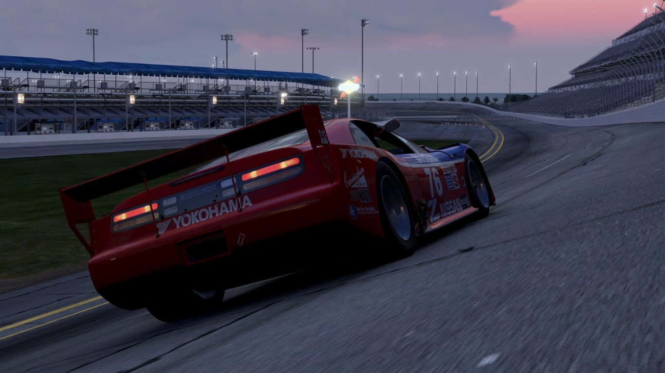 紅色賽車在黃昏時分於賽道上飄移，體育場燈光亮起 — Project Cars 2 壁紙