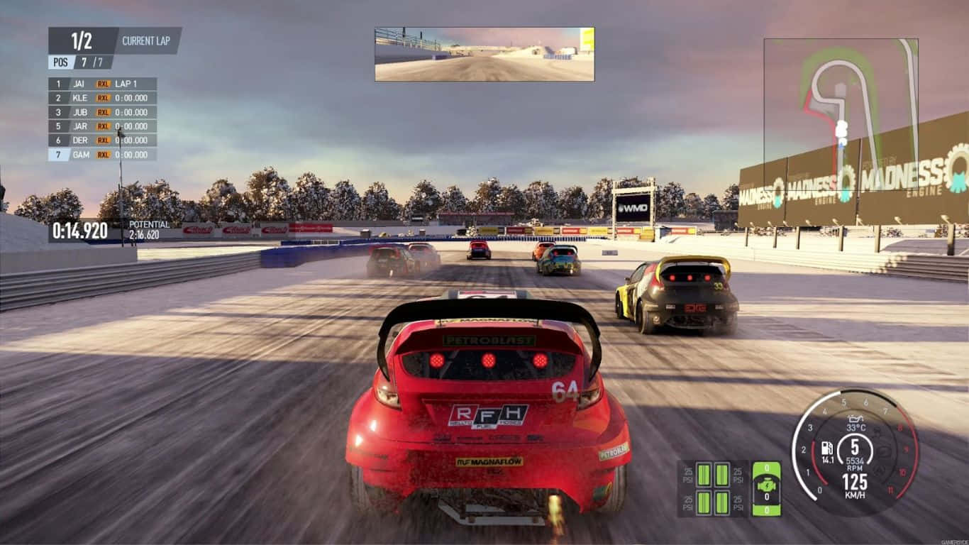 紅色拉力賽車在雪地賽道上與其他車輛和冬季樹木競速。 — Project Cars 2 壁紙