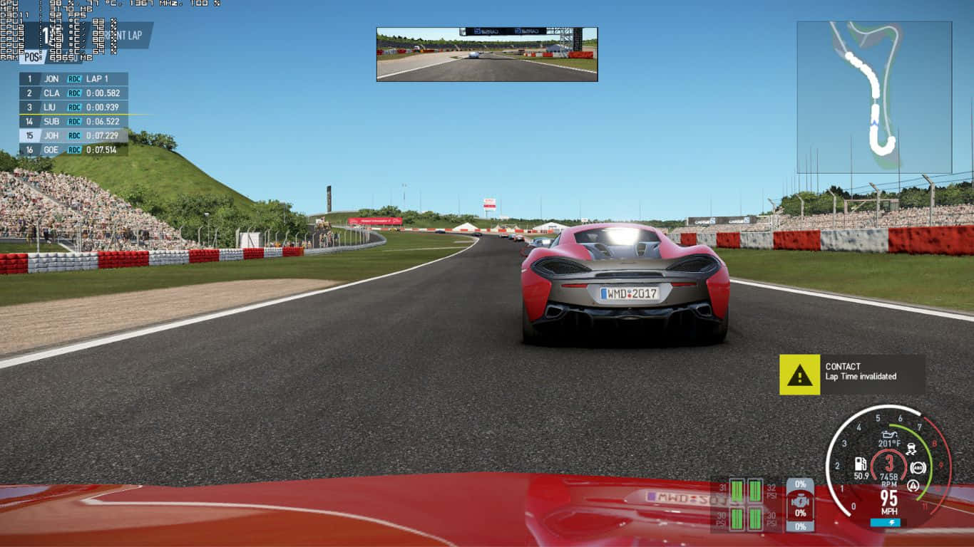 紅色賽車在賽道上飛馳，觀眾和遊戲界面元素清晰可見。 — Project Cars 2 壁紙