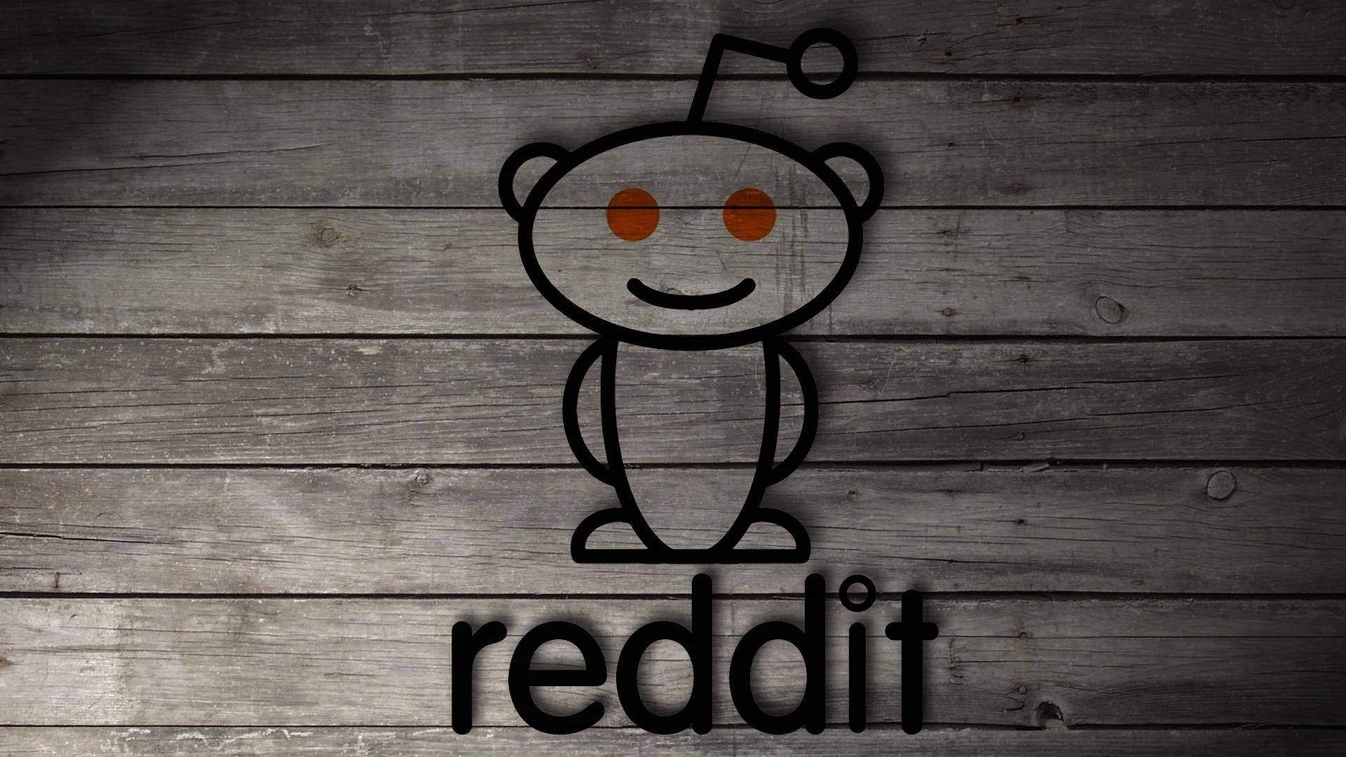 Reddit 桌布 壁紙 — Reddit 標誌吉祥物微笑坐在風化的灰色木板上，下方有 reddit 字樣。