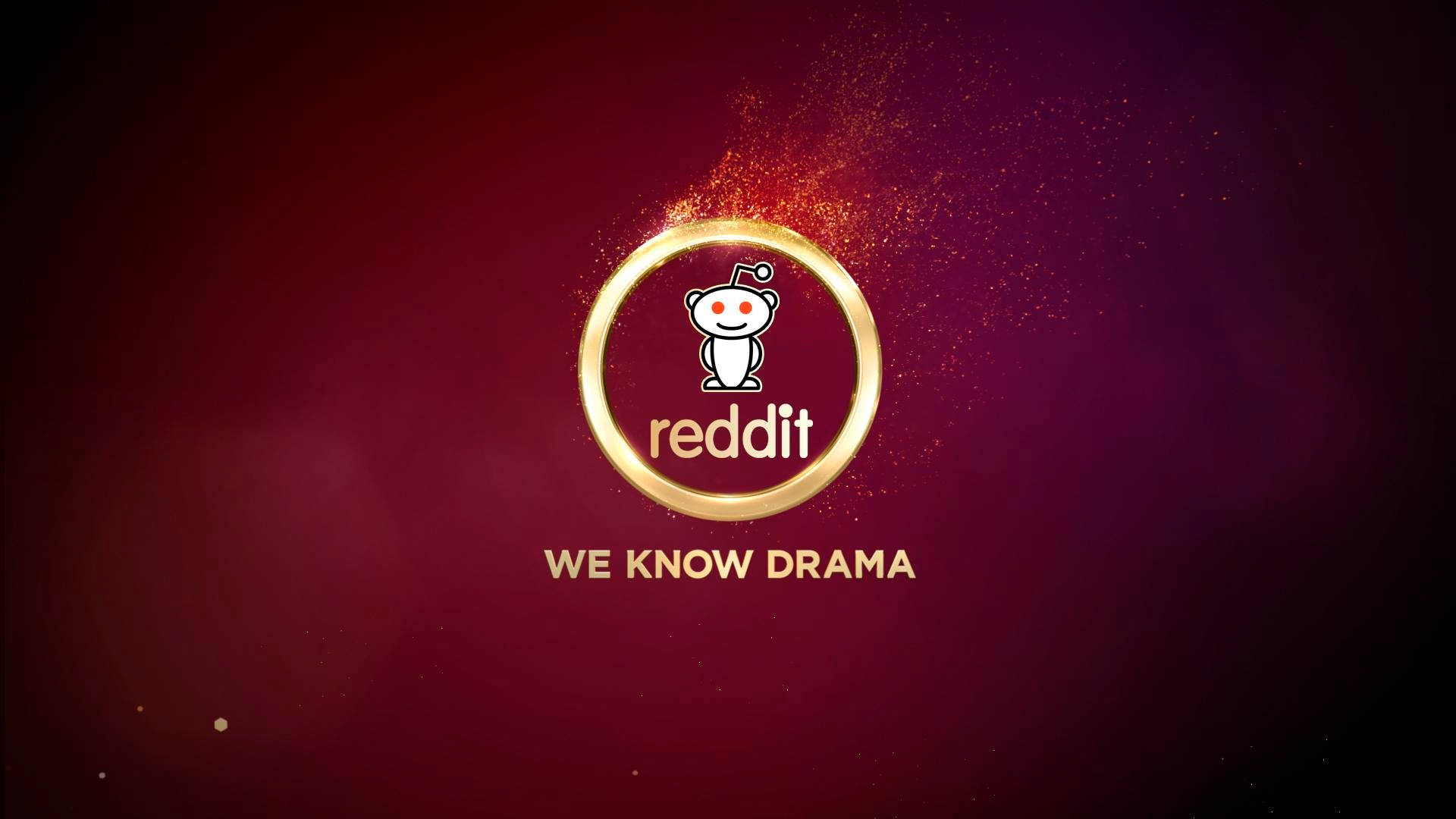 Reddit 桌布 壁紙 — Reddit 標誌在深紅色背景上閃耀金色光芒，帶有閃爍的顆粒，下方有標語「WE KNOW DRAMA」。