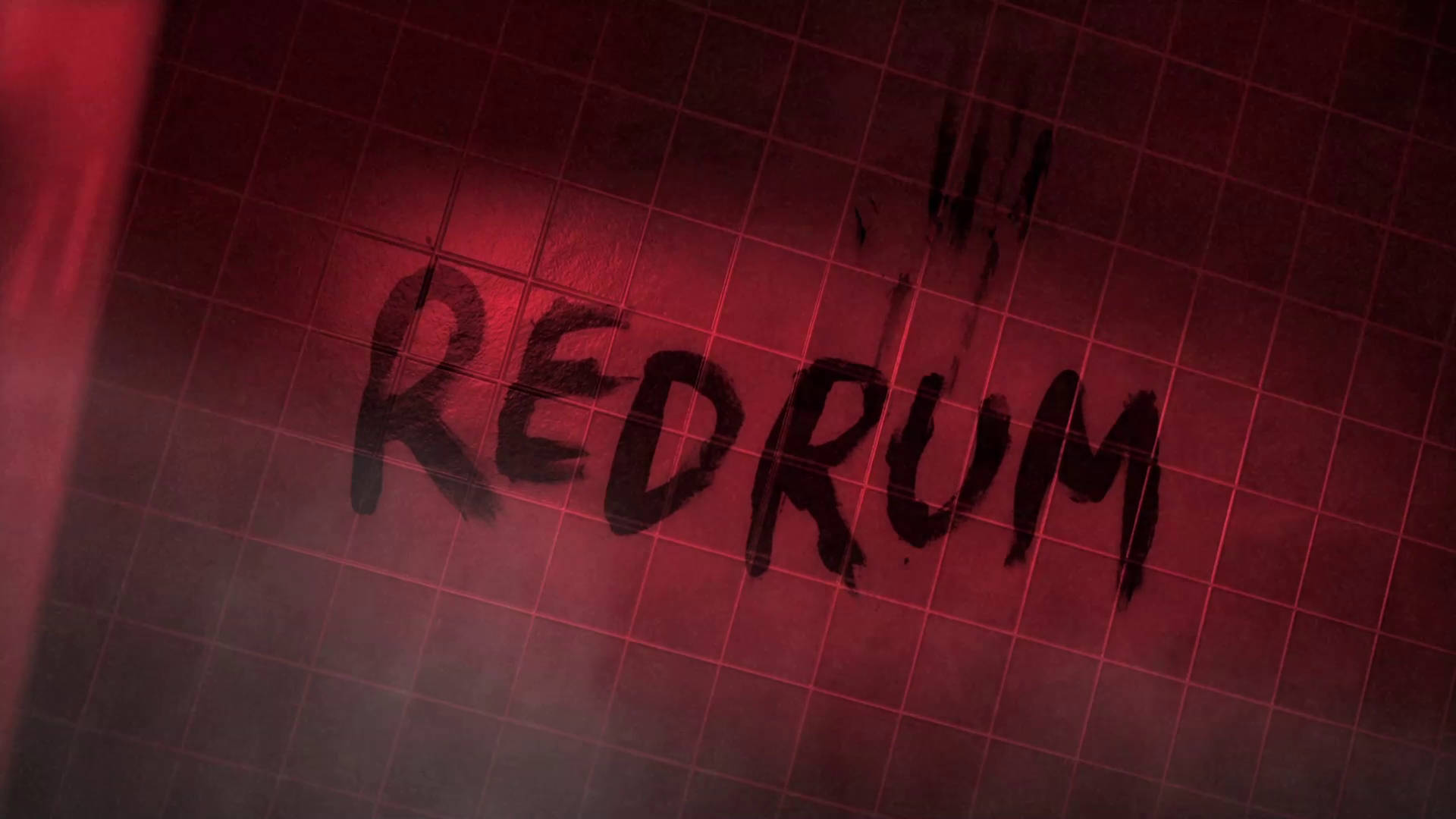doctor sleep 桌布 壁紙 — 「REDRUM」一詞被粗糙地噴上黑色油漆在紅色格子牆上，被詭異的紅光照亮，下方有煙霧旋轉。
