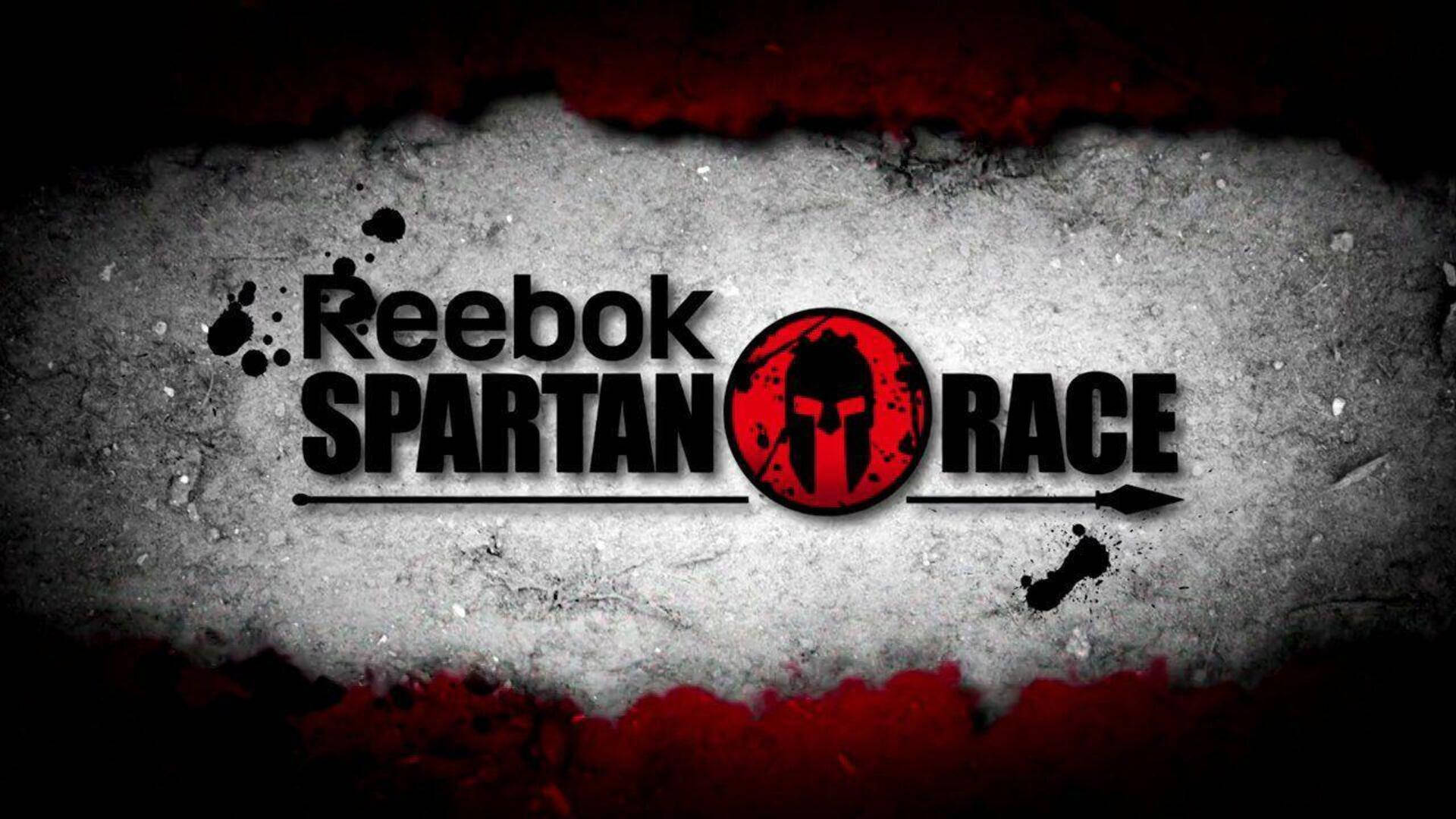 Reebok 桌布 壁紙 — Reebok Spartan Race 標誌，粗體黑色文字和紅色頭盔圖標，位於粗糙紋理背景上，帶有血紅色點綴。