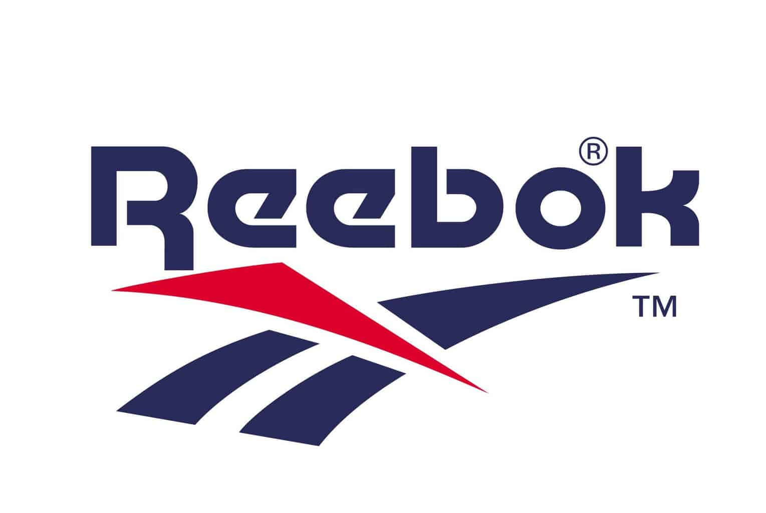 Reebok 桌布 壁紙 — Reebok 標誌以粗體海軍藍文字為特色，下方有動態的紅色和海軍藍向量設計，背景為純白色。