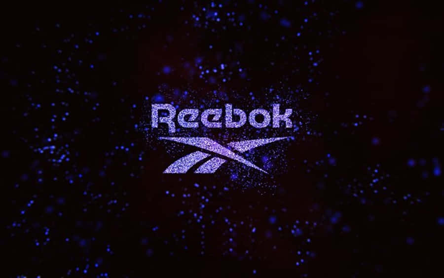 Reebok 桌布 壁紙 — Reebok 標誌在黑暗的宇宙背景下閃爍著紫色閃光粒子。