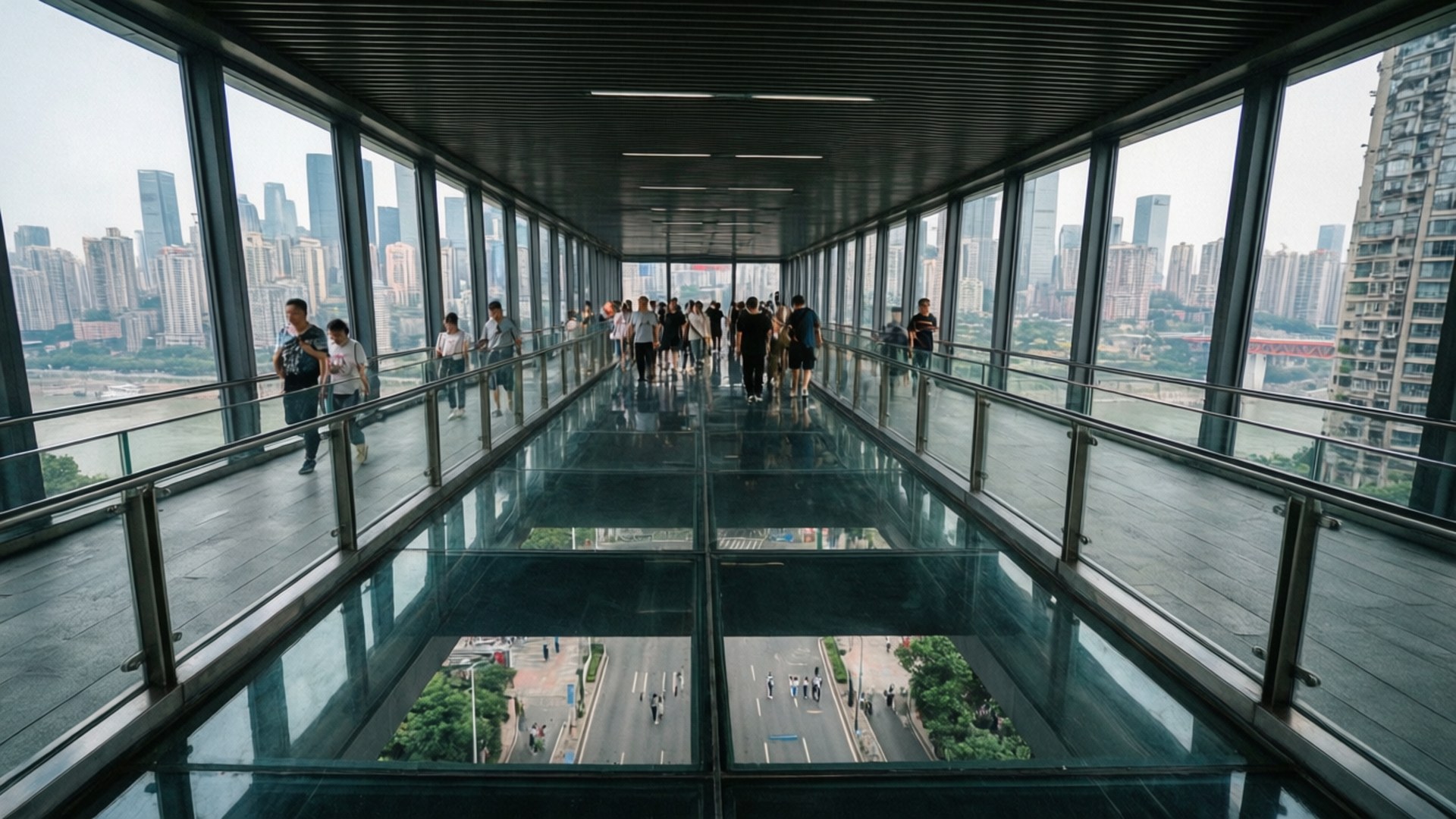 Raffles Sky Bridge View 壁紙 — 人們沿著現代化的玻璃地板天空橋行走，俯瞰著繁華的城市景觀，高樓大廈和河流在下方。