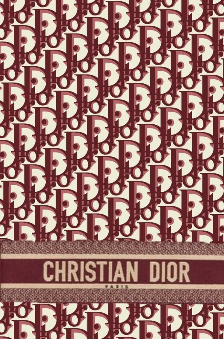  壁紙 — 重複的酒紅色和奶油色Christian Dior標誌圖案，配有紋理皮革帶和品牌文字。
