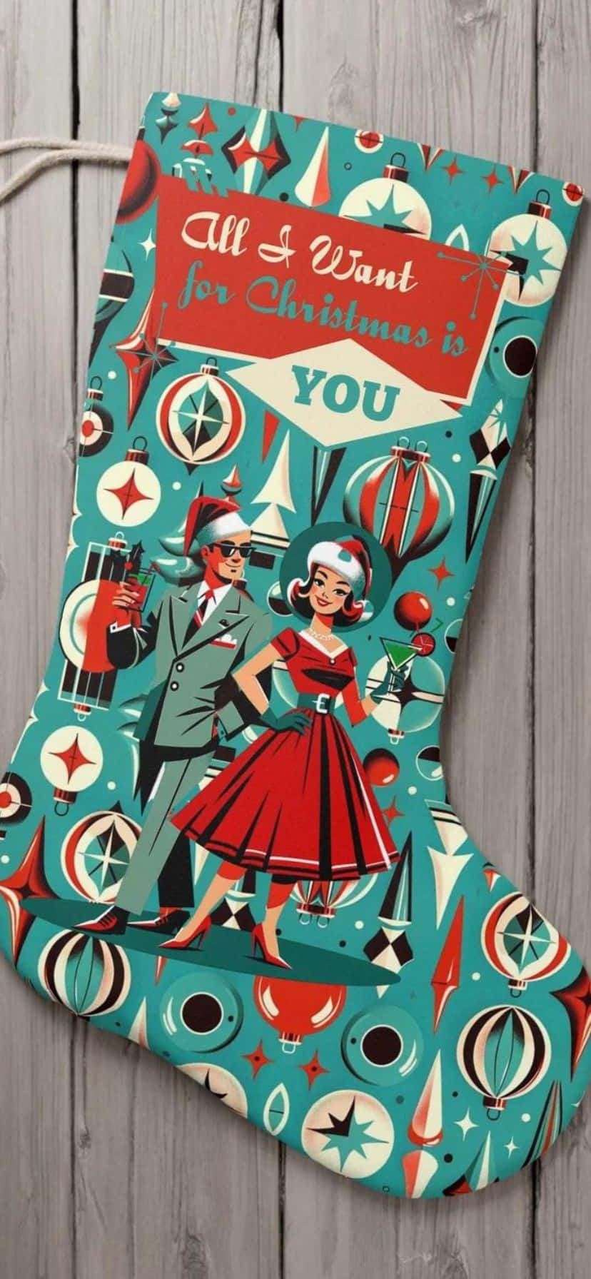  壁紙 — 一對穿著1950年代服裝的情侶，在帶有裝飾品和星星的青色背景前手持雞尾酒的復古聖誕襪。