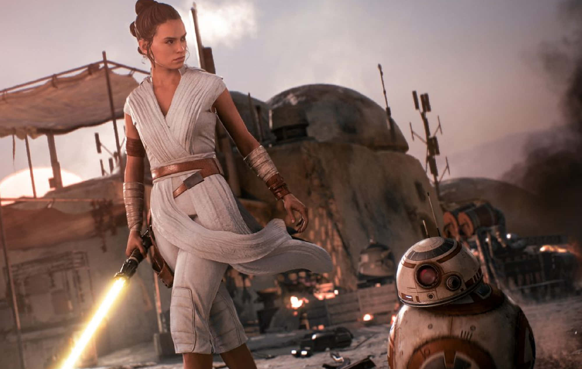 The Battle Of Scarif 桌布 壁紙 — Rey 在日落時分的塵土飛揚沙漠星球上，站在BB-8旁邊，手持發光的光劍。