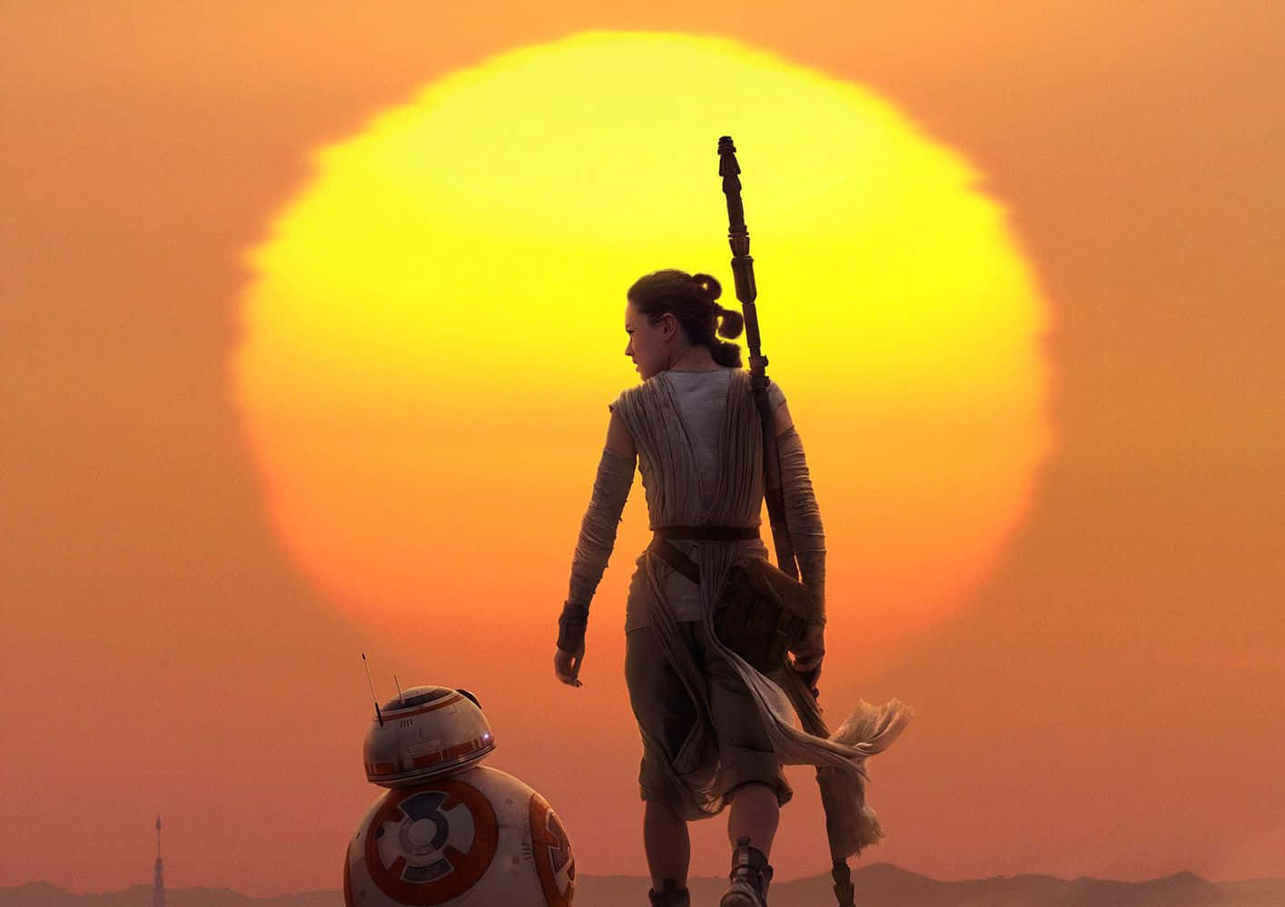 Jakku 桌布 壁紙 — Rey 在沙漠景觀中，在一個巨大發光的太陽下，走在 BB-8 旁邊。
