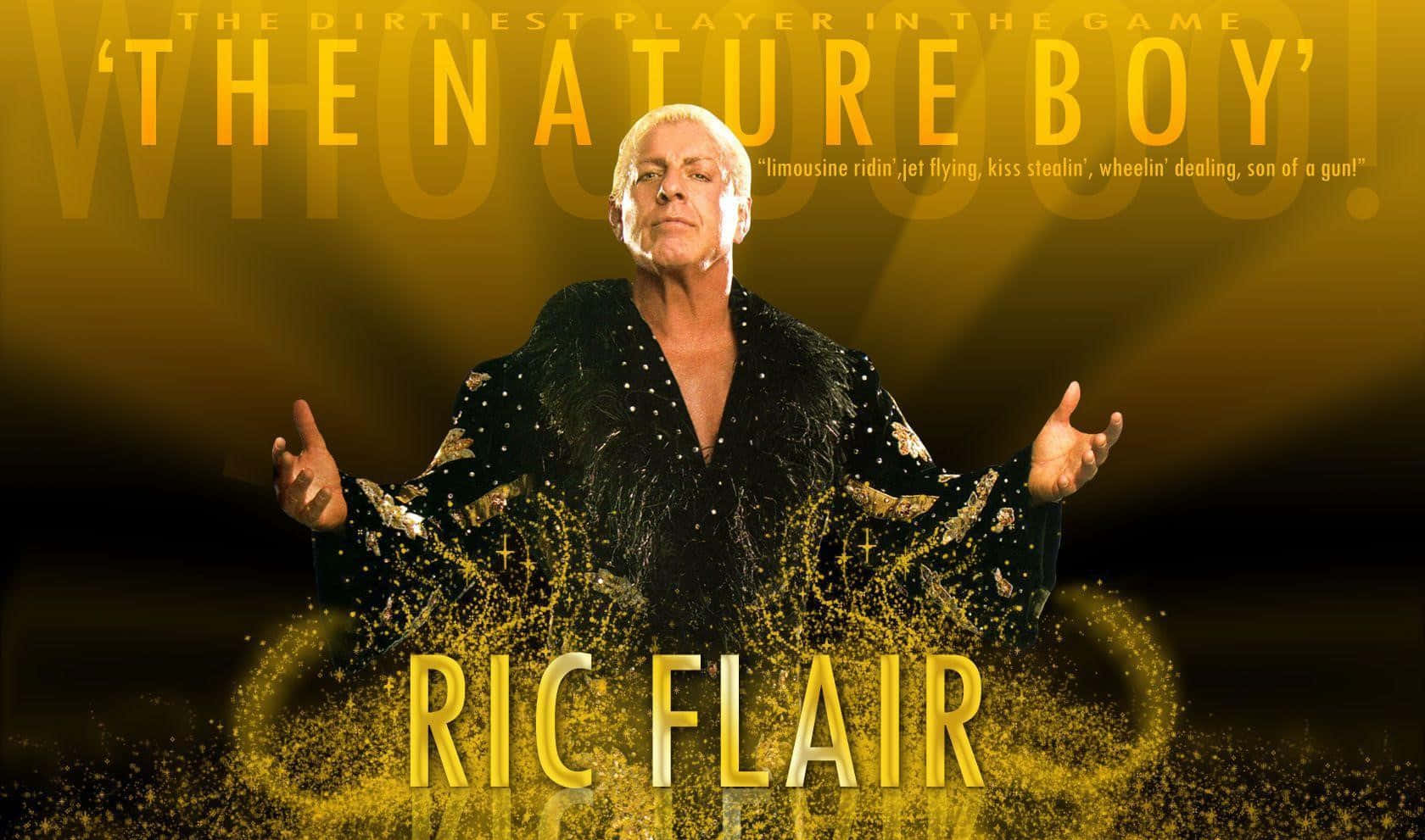 運動 桌布 壁紙 — Ric Flair 自信地站在金色聚光燈背景下，身穿黑色羽毛外套，搭配閃爍文字。