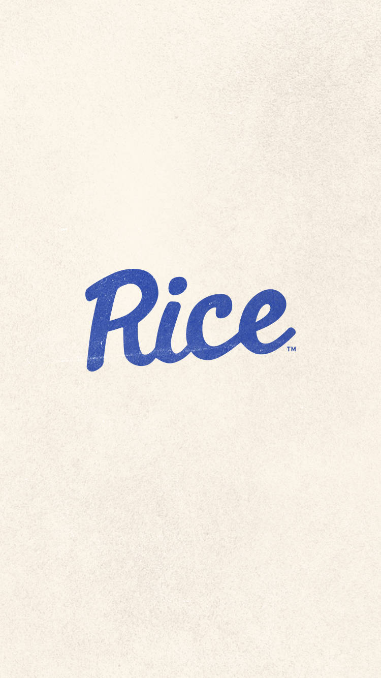 標誌 桌布 壁紙 — 「Rice」一詞以粗體藍色草書字體居中顯示在帶紋理的奶油色背景上。