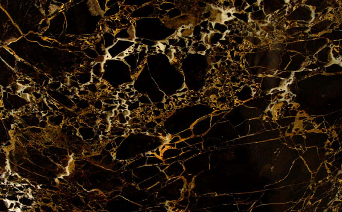 Brown Marble 桌布 壁紙 — 豐富的黑色大理石，帶有複雜的金色和白色紋理，營造出奢華的有機圖案。