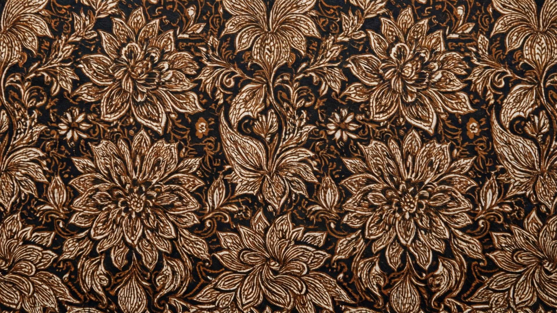 Batik Pattern Art 壁紙 — 深黑色背景上精細蝕刻的豐富棕色花卉圖案，營造出奢華的紡織品設計。