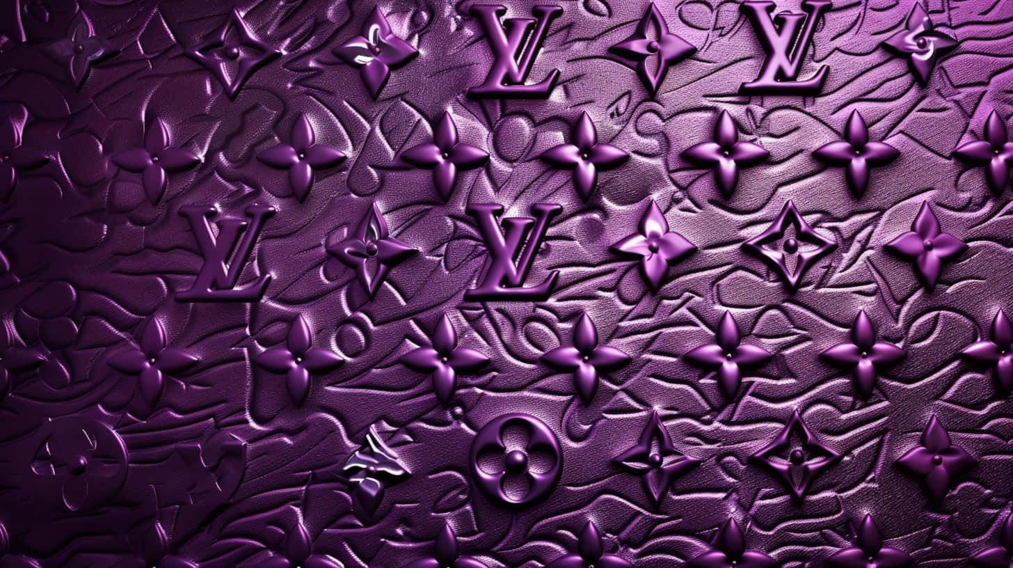  壁紙 — 豐富的紫色紋理皮革，帶有壓花 Louis Vuitton 字母組合和深金屬光澤的花卉圖案。