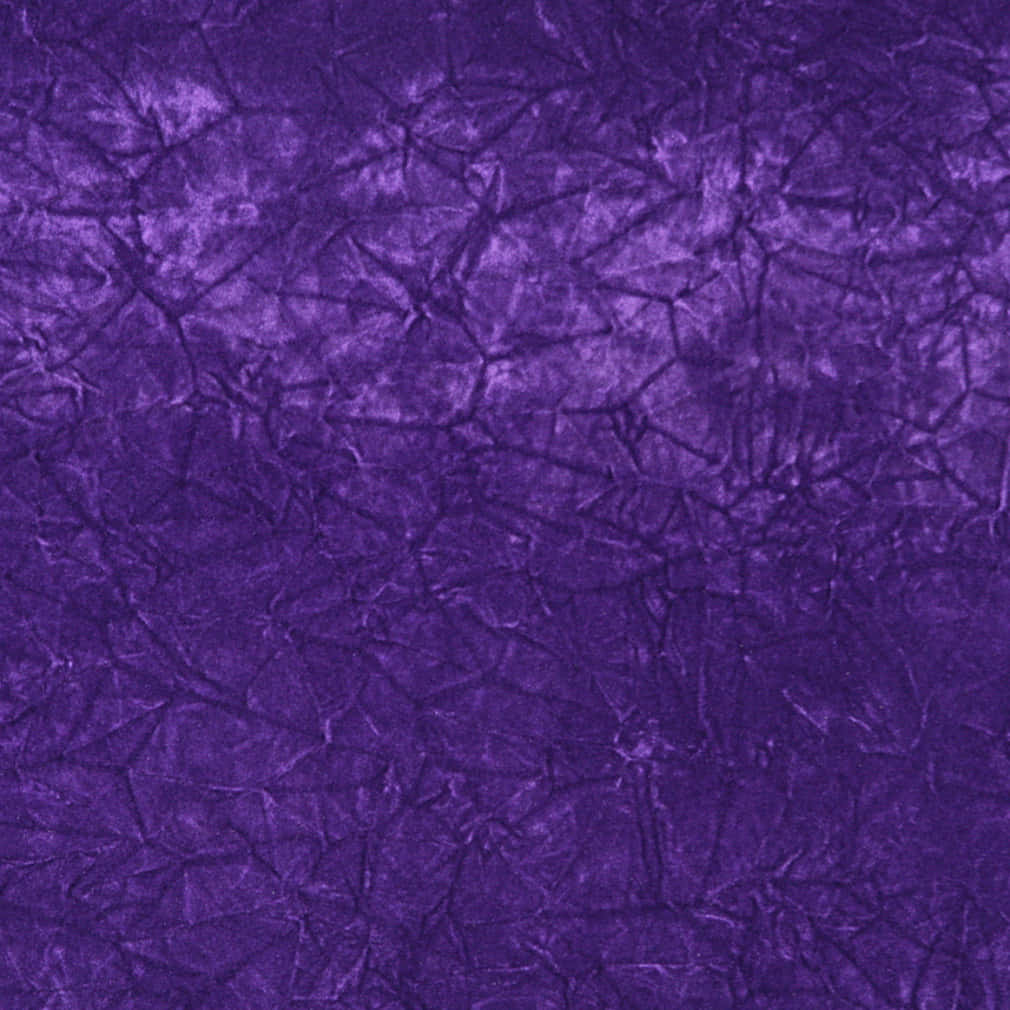 Purple Velvet 桌布 壁紙 — 豐富的紫色紋理表面，帶有精細的裂紋圖案，類似於陳舊的羊皮紙或塗漆的畫布。