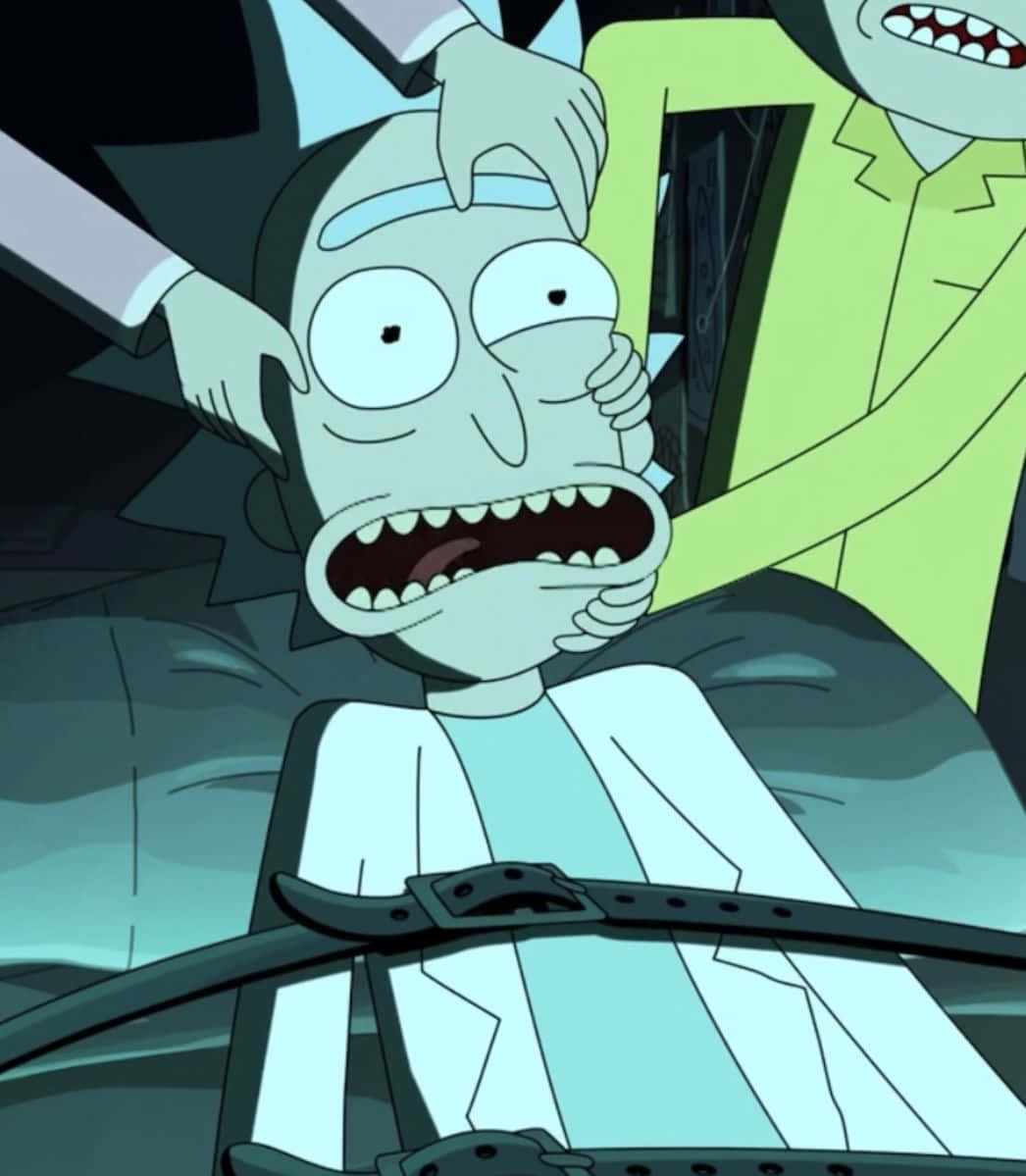 The Council Of Ricks 桌布 壁紙 — 《Rick and Morty》中的Rick Sanchez被綁在汽車座椅上，雙手抓著頭部驚恐萬分，一個穿綠色西裝的身影在他身後若隱若現。
