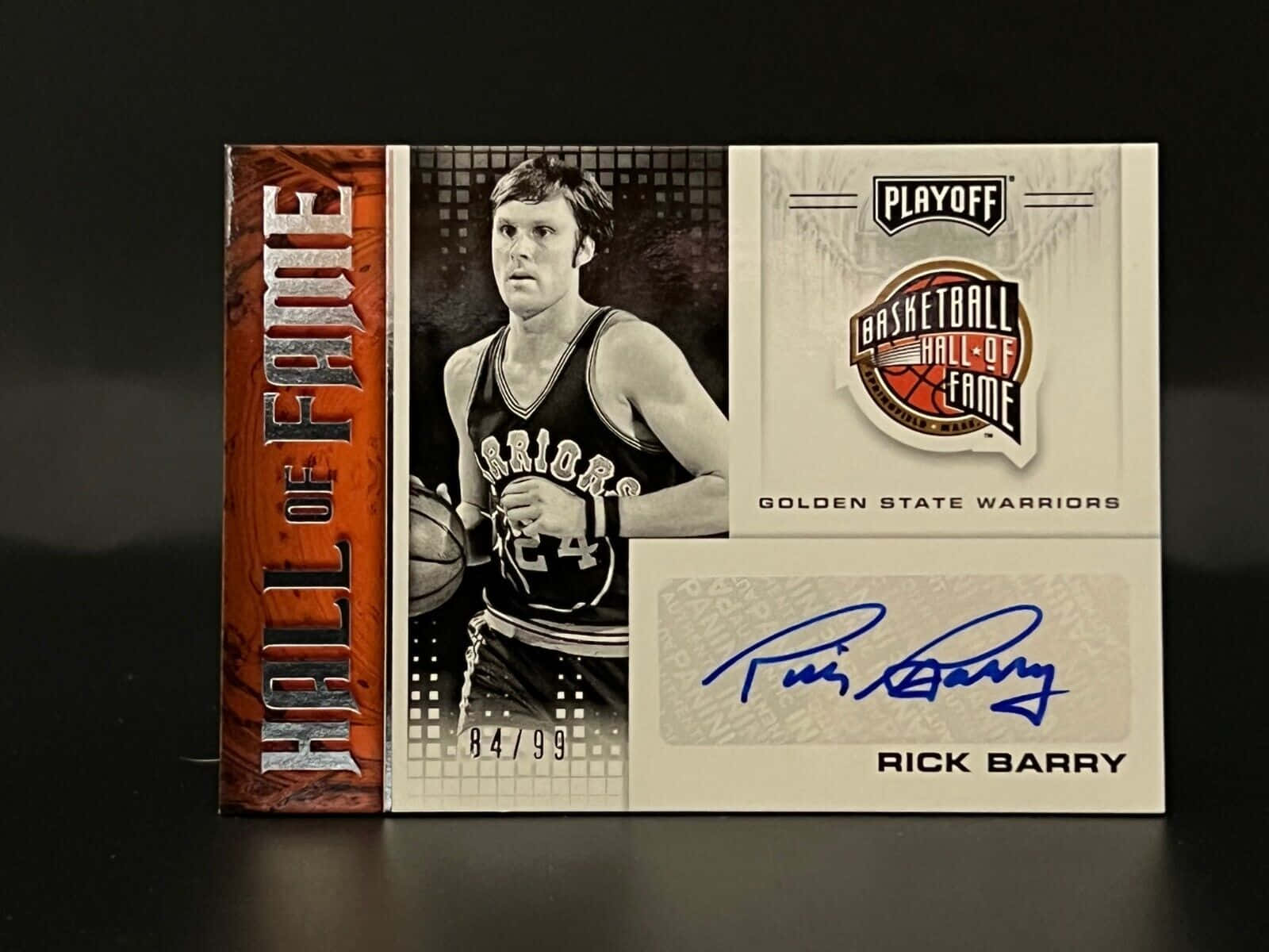 Rick Barry 名人堂籃球交易卡，附有簽名和球隊標誌。 — NBA 壁紙