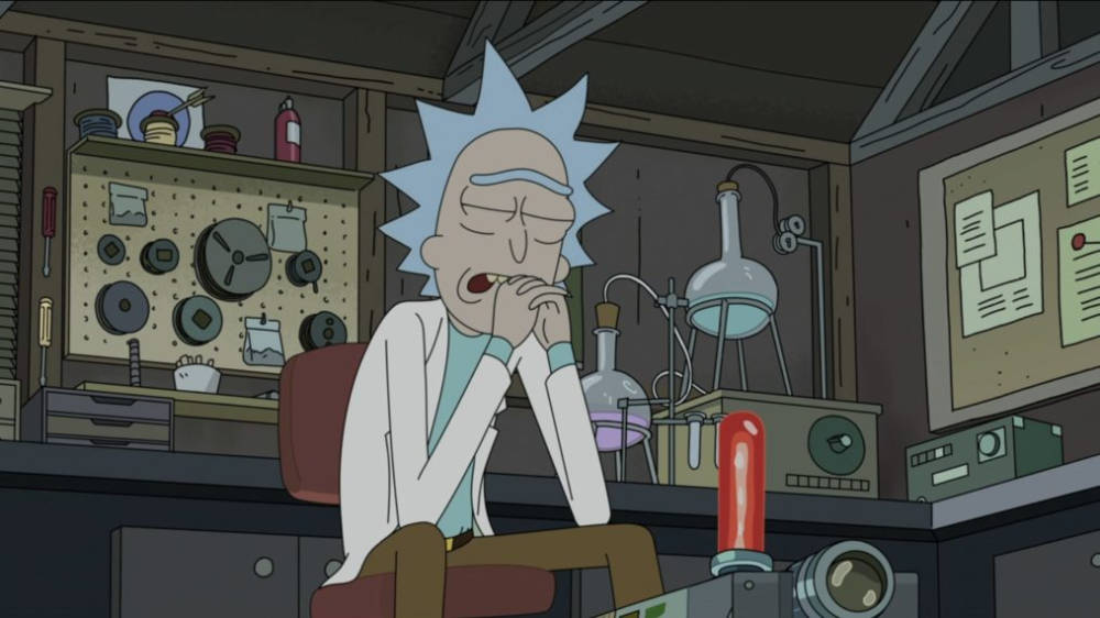 瑞克和莫蒂 桌布 壁紙 — Rick Sanchez 在他凌亂的實驗室裡，用手遮住嘴巴打哈欠，周圍是科學設備和小工具。