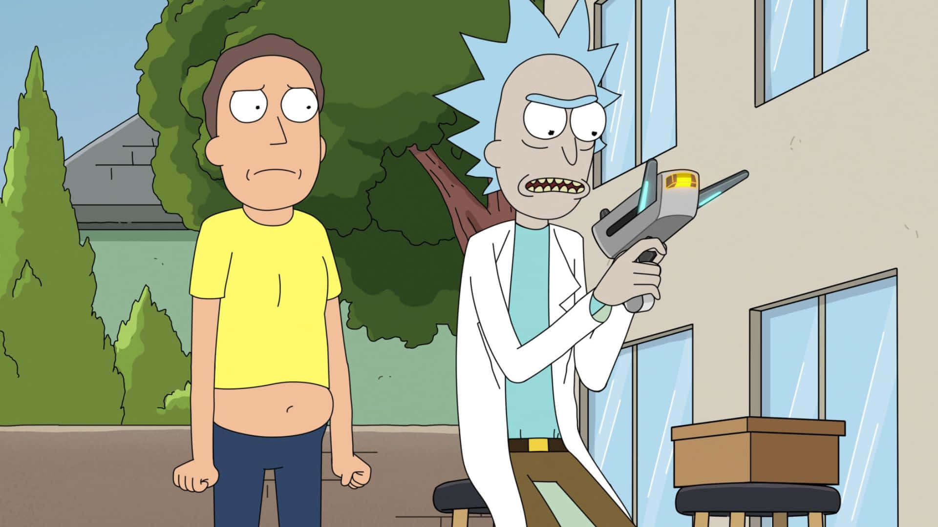 Jerry Smith 桌布 壁紙 — Rick Sanchez 在戶外靠近一棟有綠色樹木的房子，用一把發光的射線槍瞄準 Morty Smith。