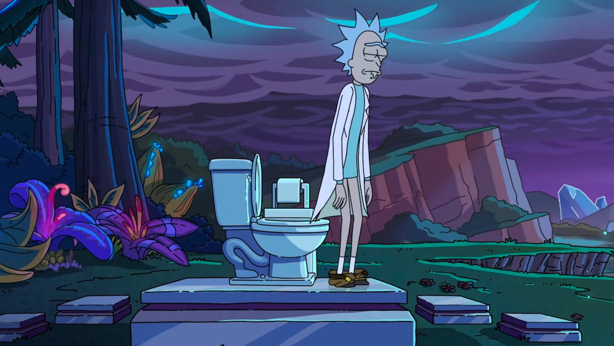 瑞克和莫蒂 桌布 壁紙 — Rick Sanchez 在紫色暮色天空下的超現實外星森林中站在廁所旁邊。