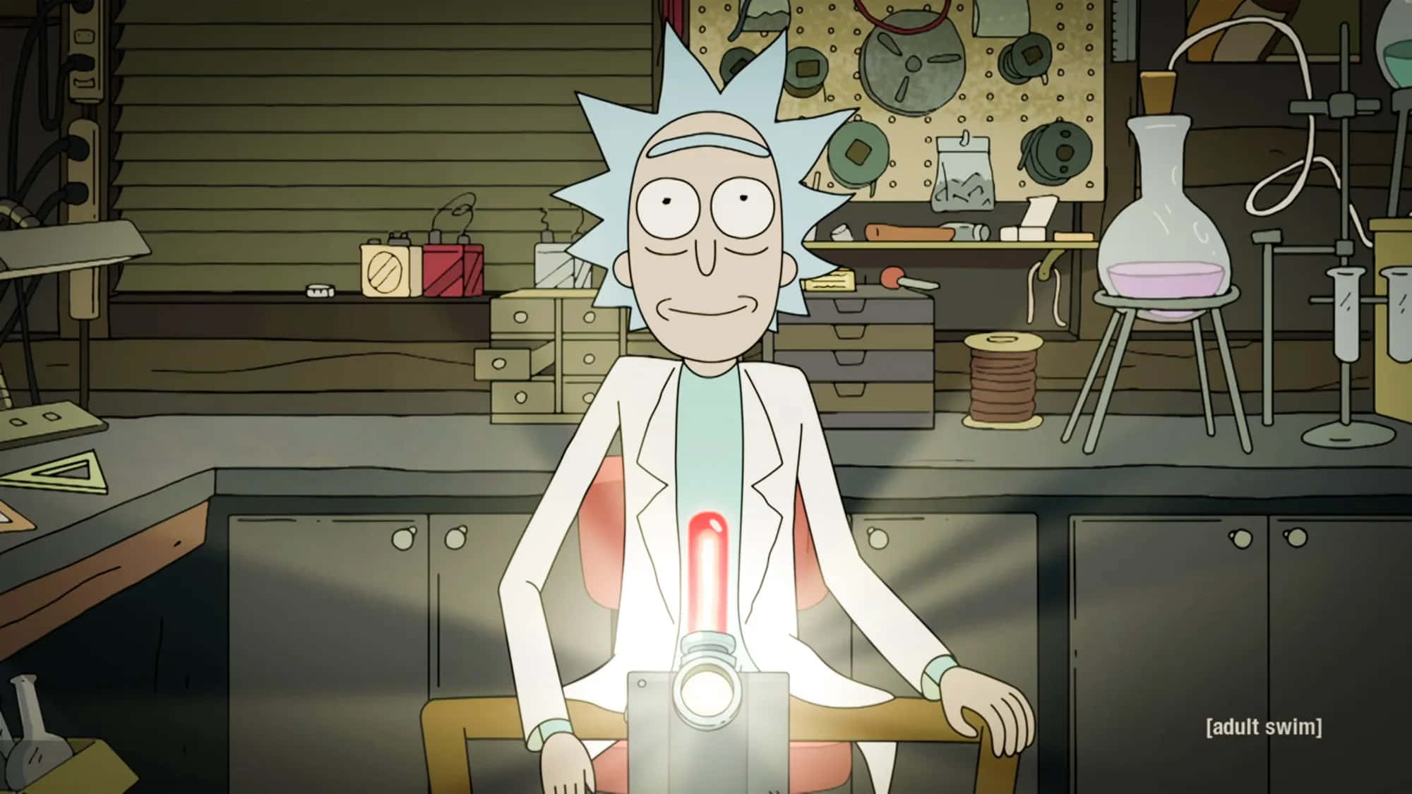 瑞克和莫蒂 桌布 壁紙 — Rick Sanchez 坐在他凌亂的實驗室裡，手持一個發光的紅色裝置，露出得意的笑容。