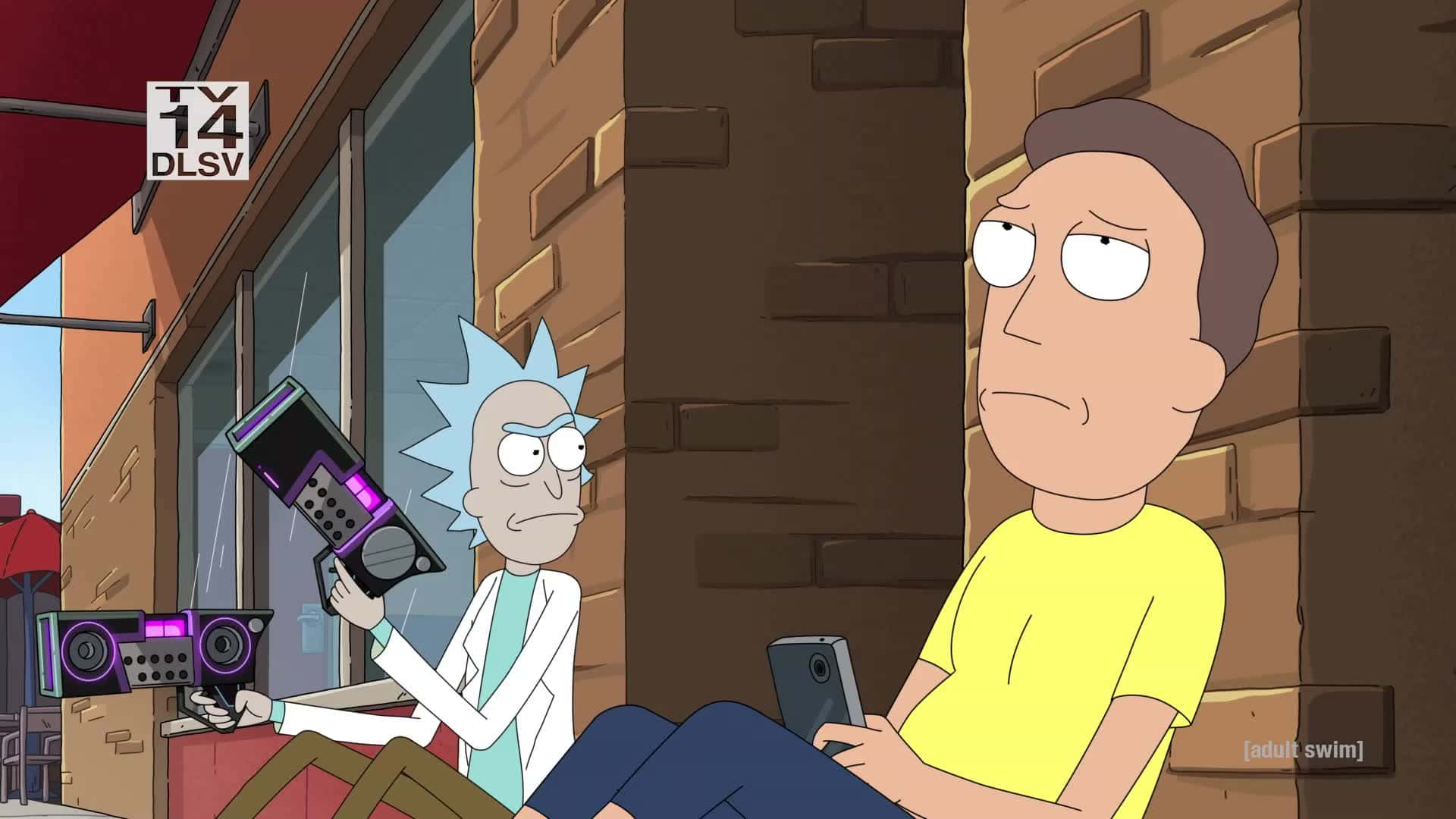 Rick And Morty 1920x1080 桌布 壁紙 — Rick Sanchez 手持一個發光的紫色手提音箱，而 Morty Smith 則顯得無聊地拿著電話靠在磚牆上。