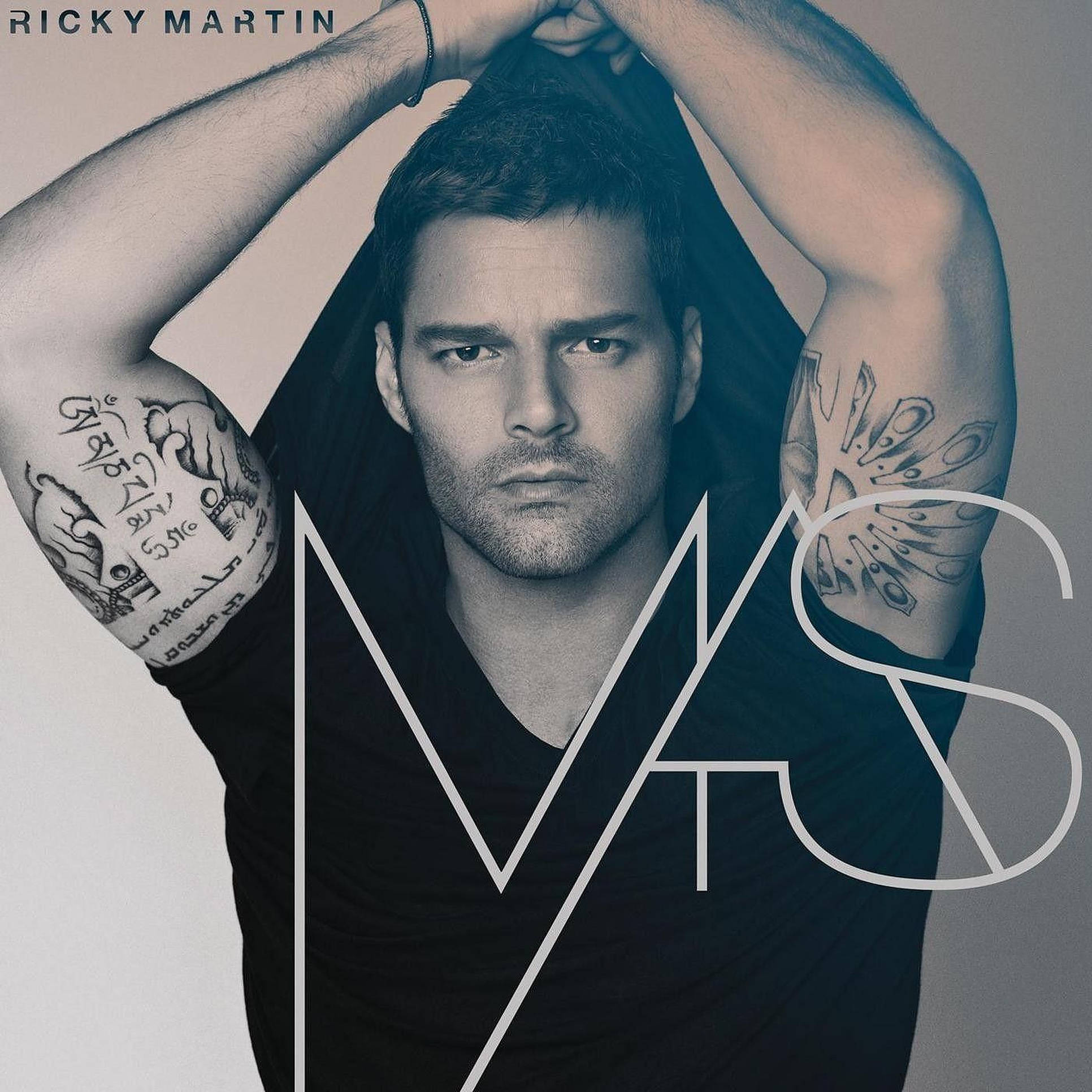 瑞奇·馬丁 桌布 壁紙 — Ricky Martin 強烈地凝視，雙臂舉起，在極簡工作室背景下展示前臂上的精細紋身。