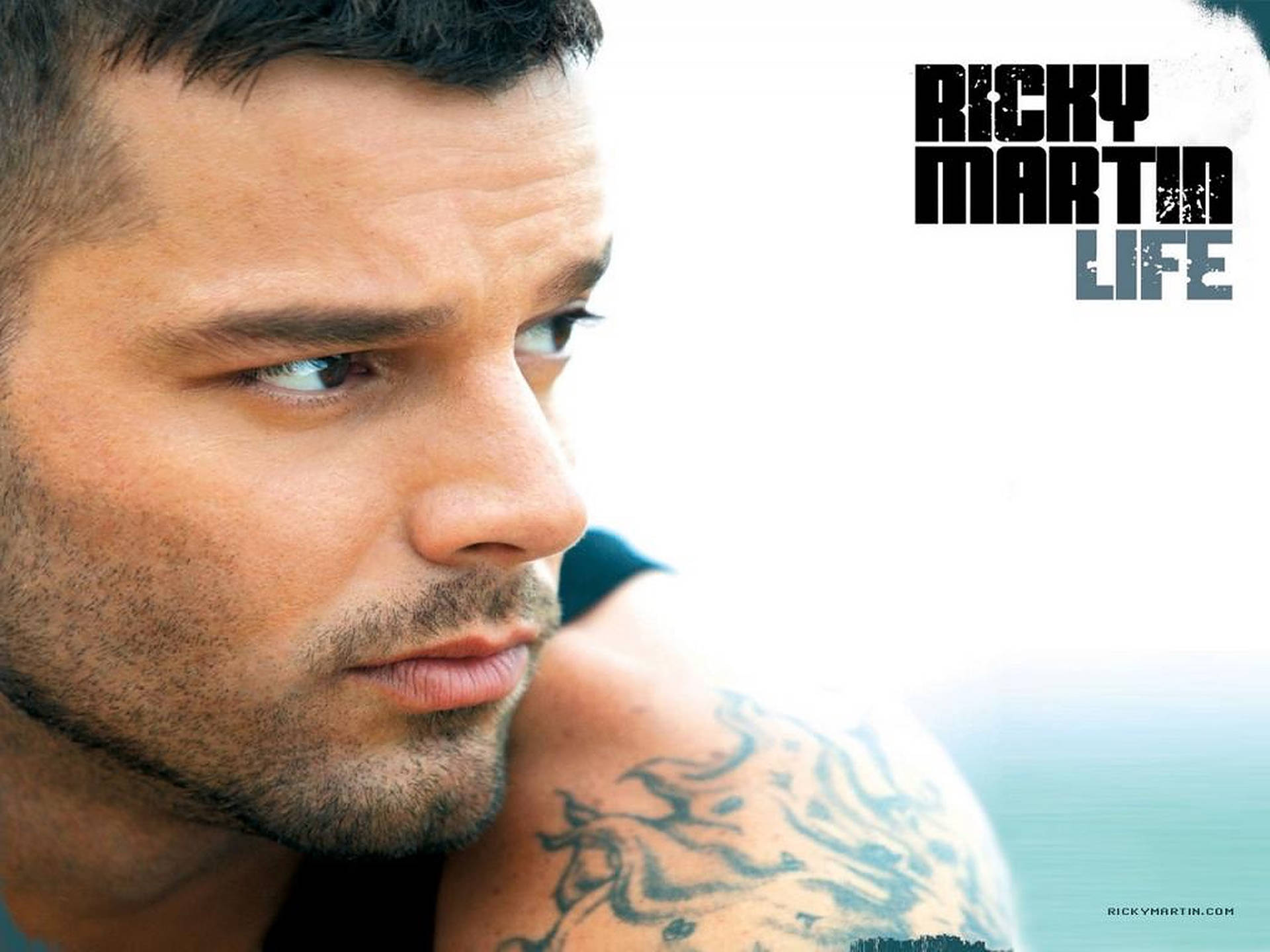 Ricky Martin 有刺青的肩膀，在戶外沉思地看。 — Michael B Jordan 壁紙