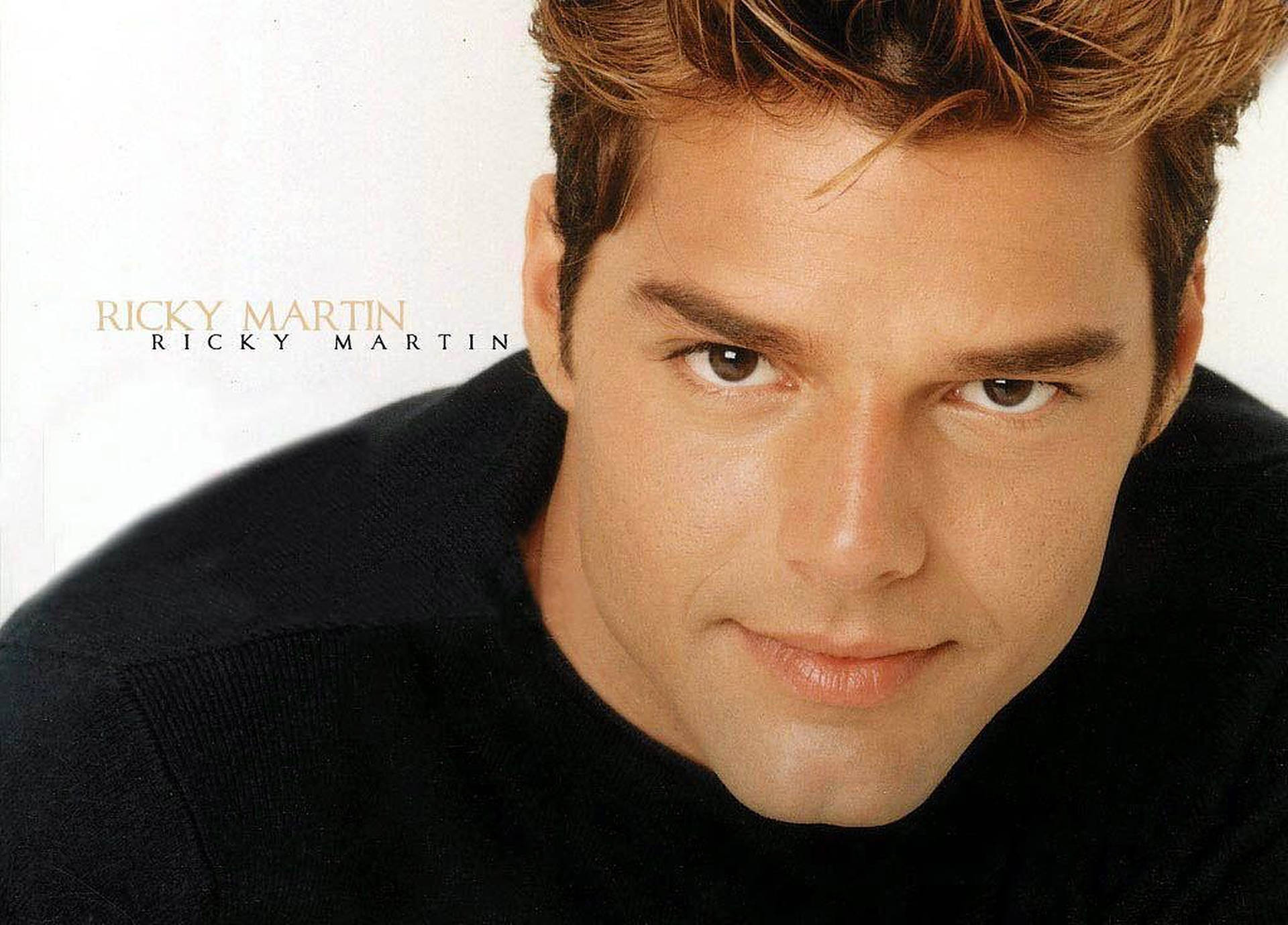 Ricky Martin 身穿黑色毛衣，直視鏡頭。 — Michael B Jordan 壁紙